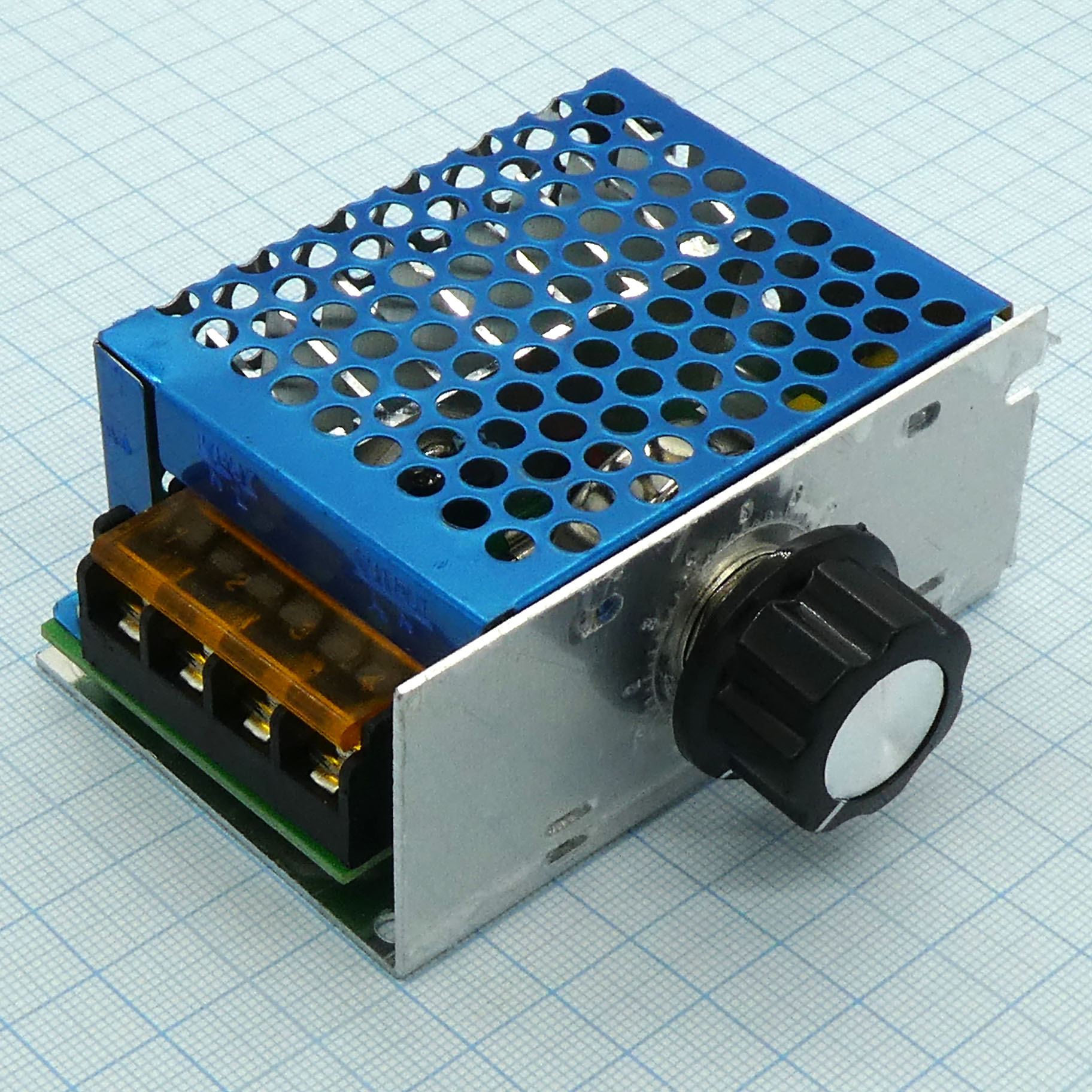 Регулятор мощности 220В 8А - Входное напряжение: 220 В; Максимальная мощность: 4000 Вт; Регулируемое напряжение: 220 В; Сила тока: до 8 А (рабочий режим); Эффективность: более 90%; Размеры: 85 x 55 x 38 мм