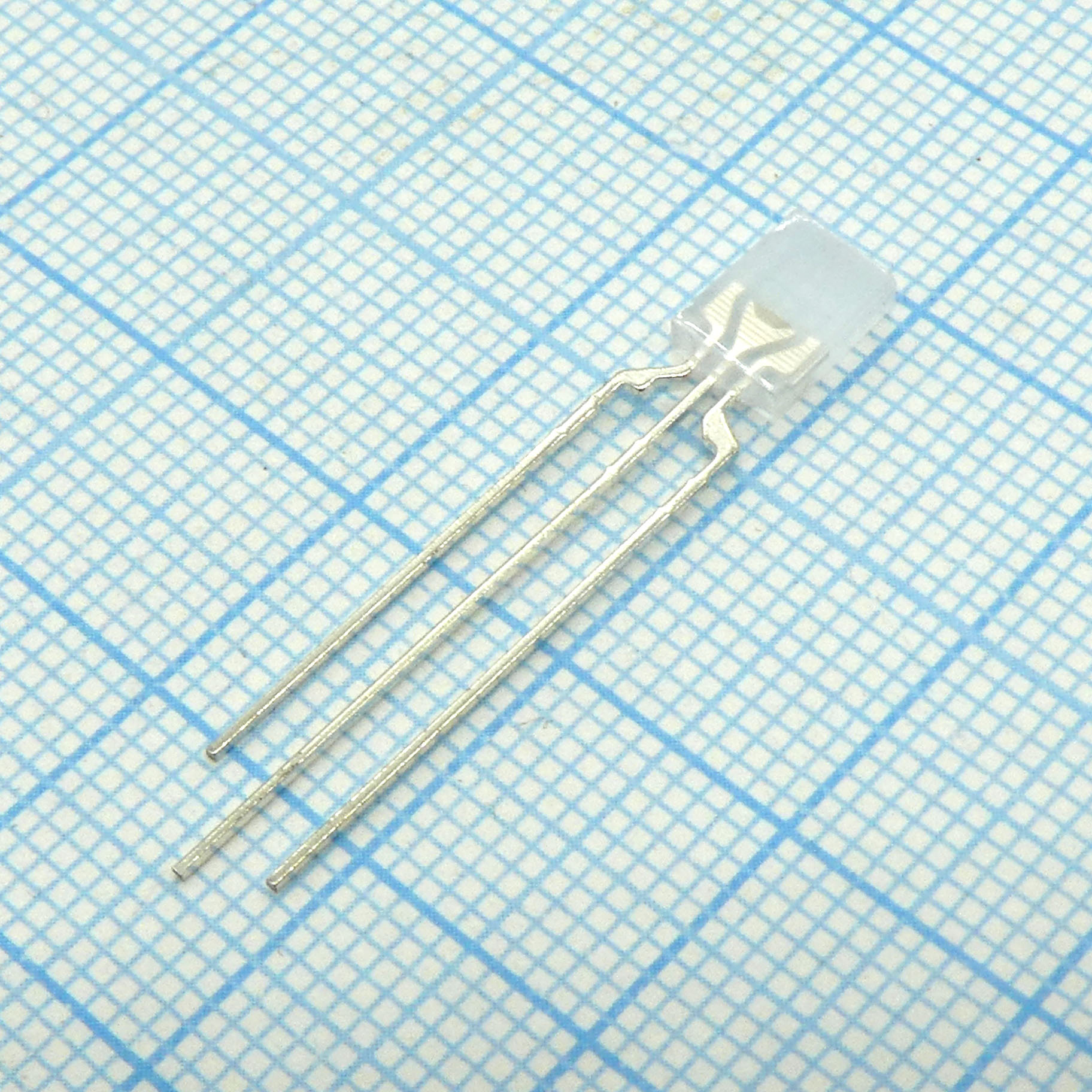 L-119SURKMGKWT - Светодиод 2х5мм/красный/630нм/70-170мкд/ - зеленый/570нм/10-30мкд/белый матовый/110°