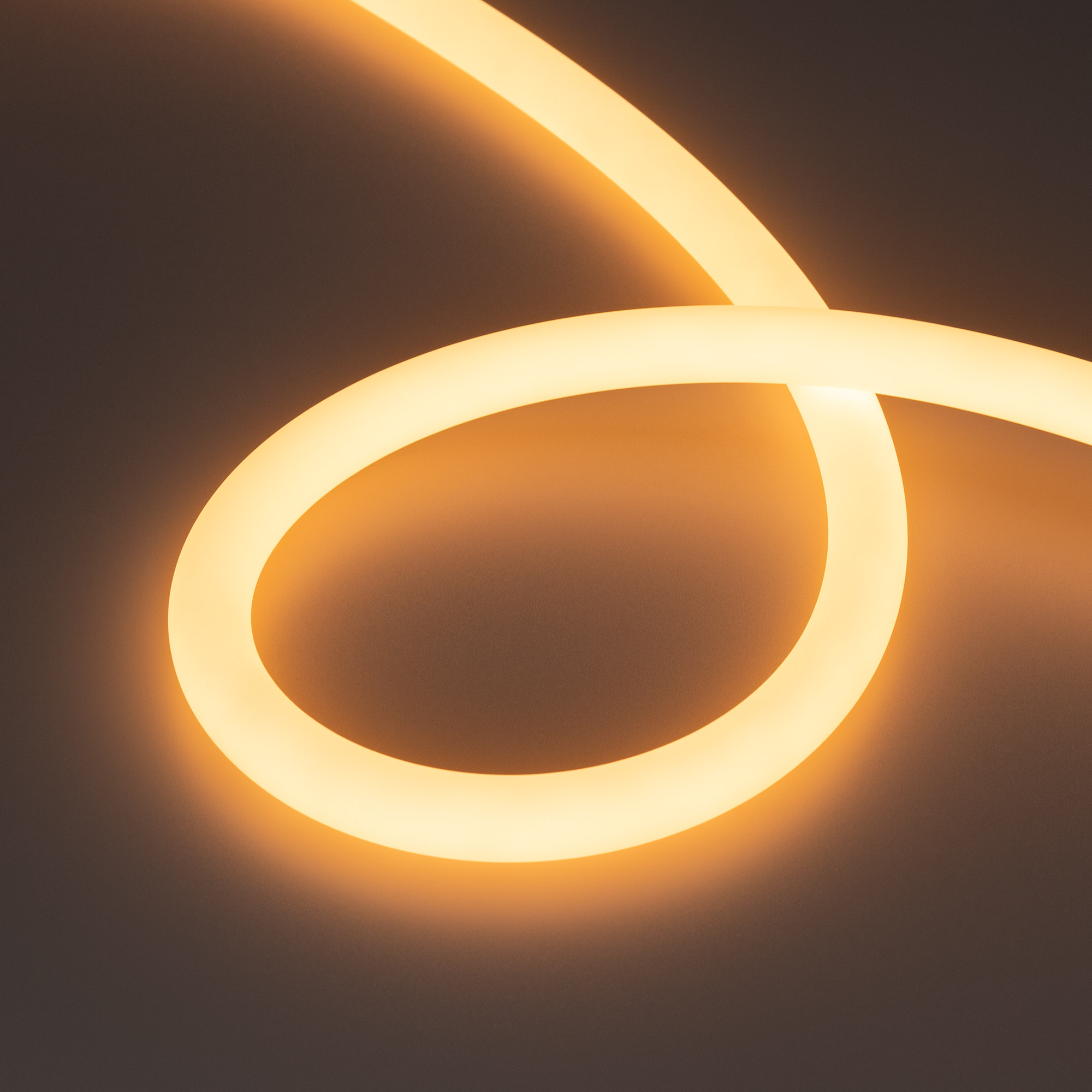 Лента герметичная MOONLIGHT-TOP-A336-D18mm 24V Warm2300 360deg (14.4 W/m, IP65, 2835, 5m, wire x1) 038761 - Гибкая герметичная лента (неон серии MOONLIGHT), сечение 18х18 мм. Светодиоды SMD 2835 336 шт/м. Цвет свечения ТЁПЛЫЙ (2300 К), индекс цветопередач