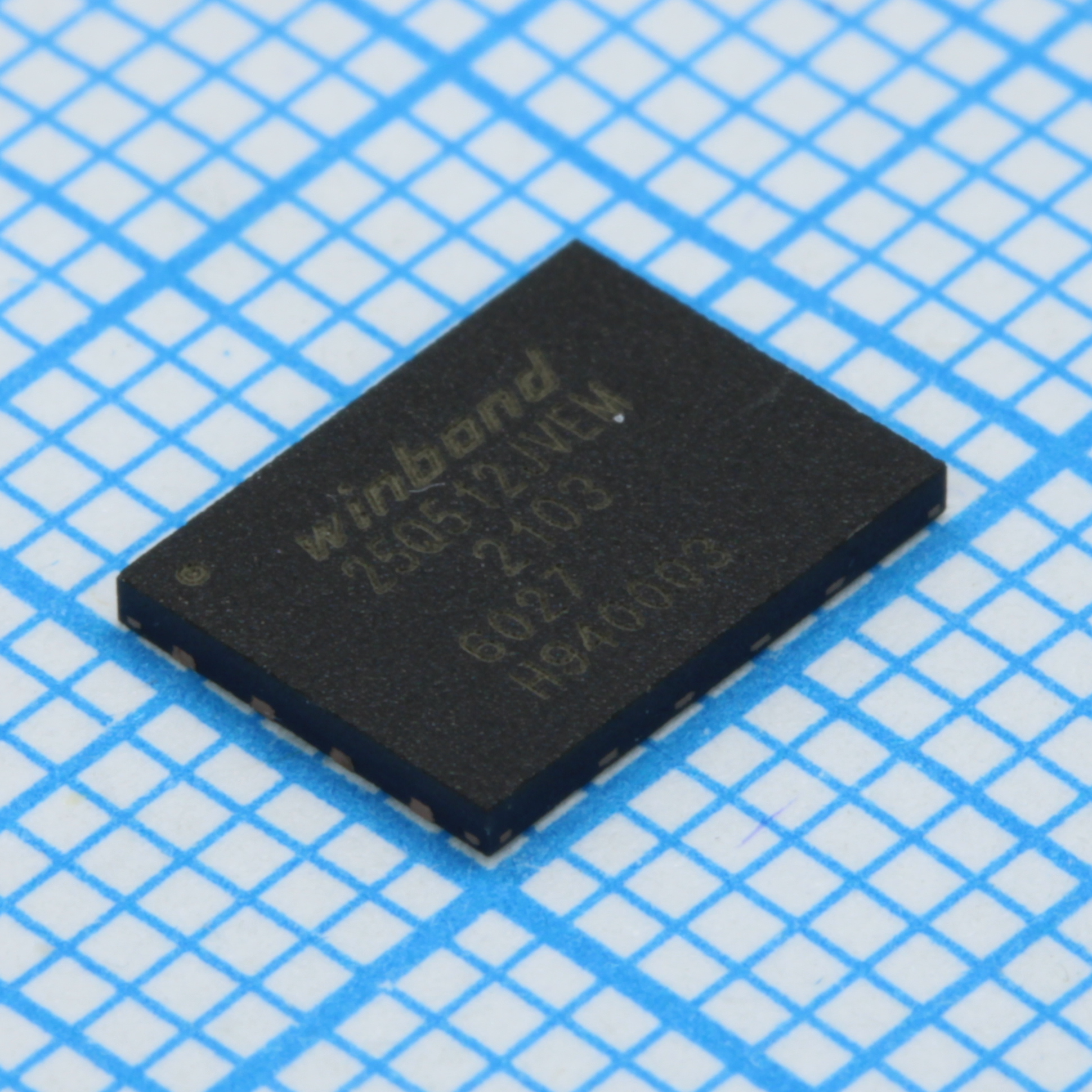 W25N01GVZEIG - Флэш-памяит архитектура И-НЕ параллельная (шины SPI, Dual SPI, Quad SPI) питание 3В/3.3В 1Г-бит 128Mx8 7нс 8-Pin WSON EP лоток