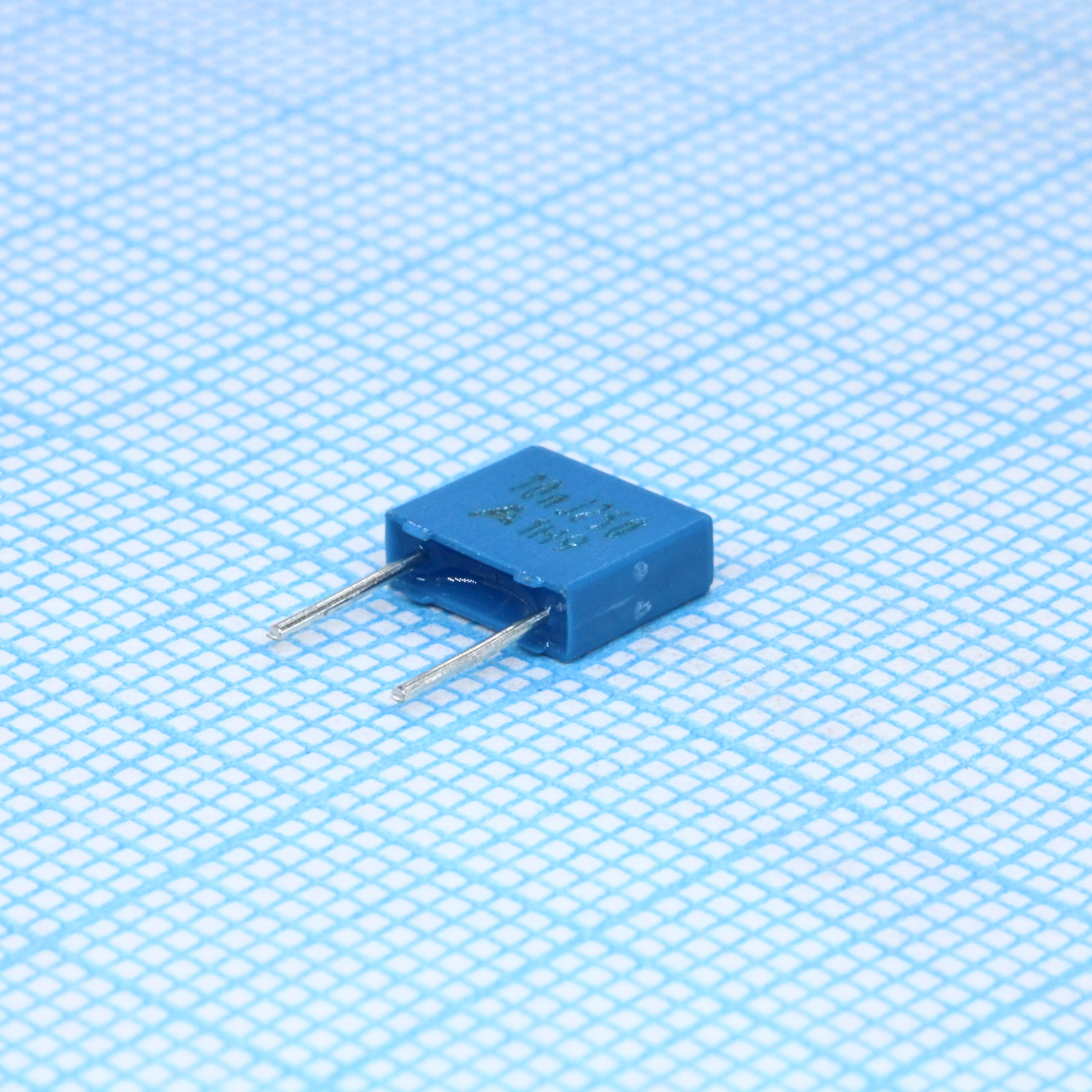 B32529C3103J - Конденсатор металлоплёночный полиэтилентерефталатный 0.01мкФ 250В ±5% (7.3х2.5х6.5мм) шаг выводов 5мм 125°С автомобильного применения россыпь