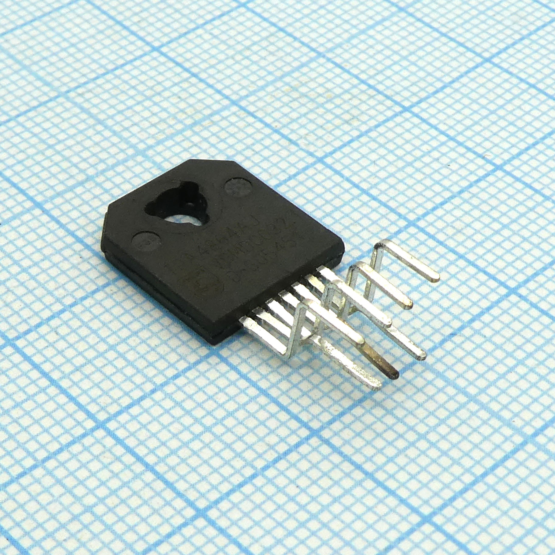 TDA4865AJ - Драйвер кадpовой pазвеpтки ЭЛТ, 3.8А 200Гц
