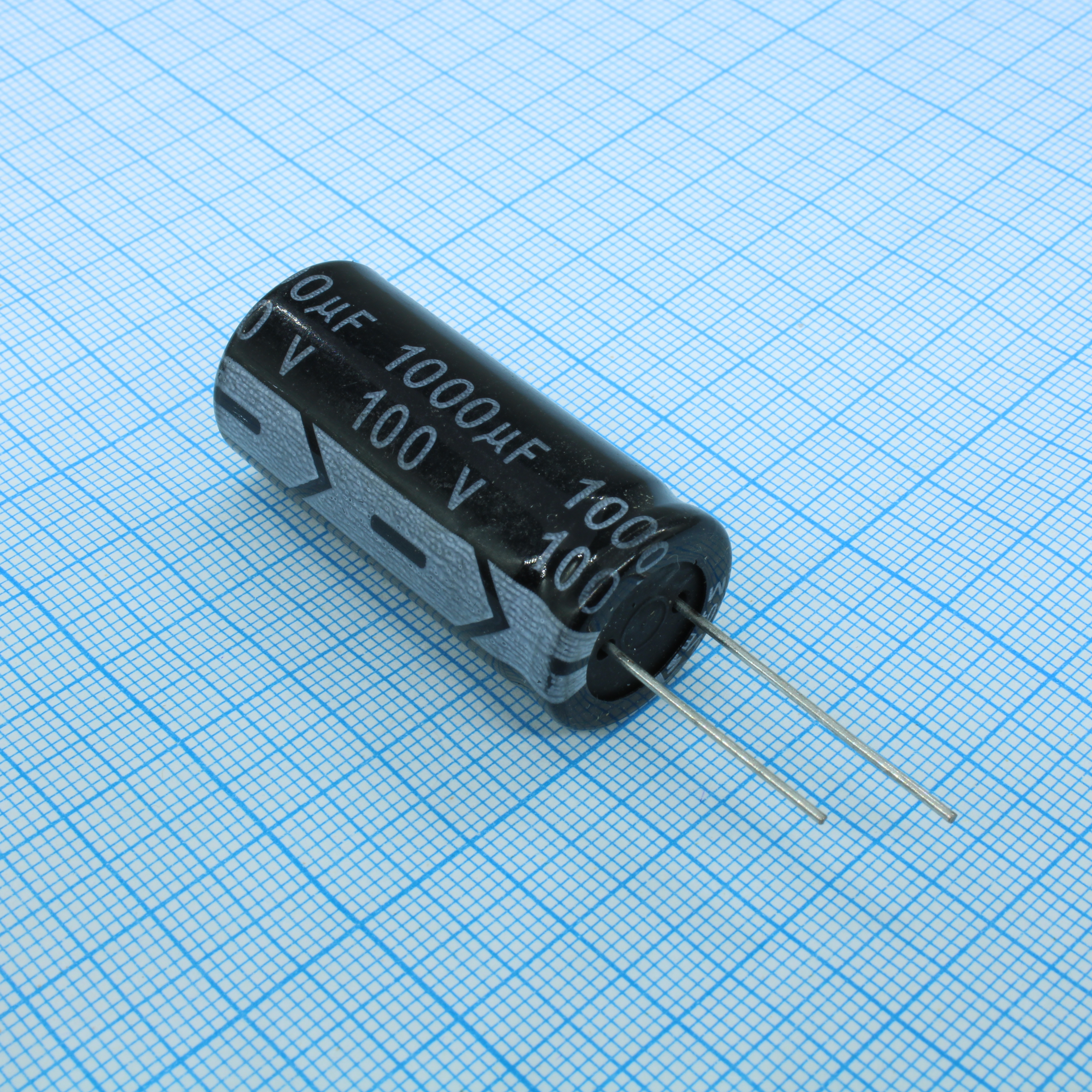 KM102M2ABKJ1840VBK - Конденсатор алюминиевый электролитический 1000мкФ 100В ±20% (18х40мм) радиальный 7.5мм 1400мА 2000часов 105°C россыпь