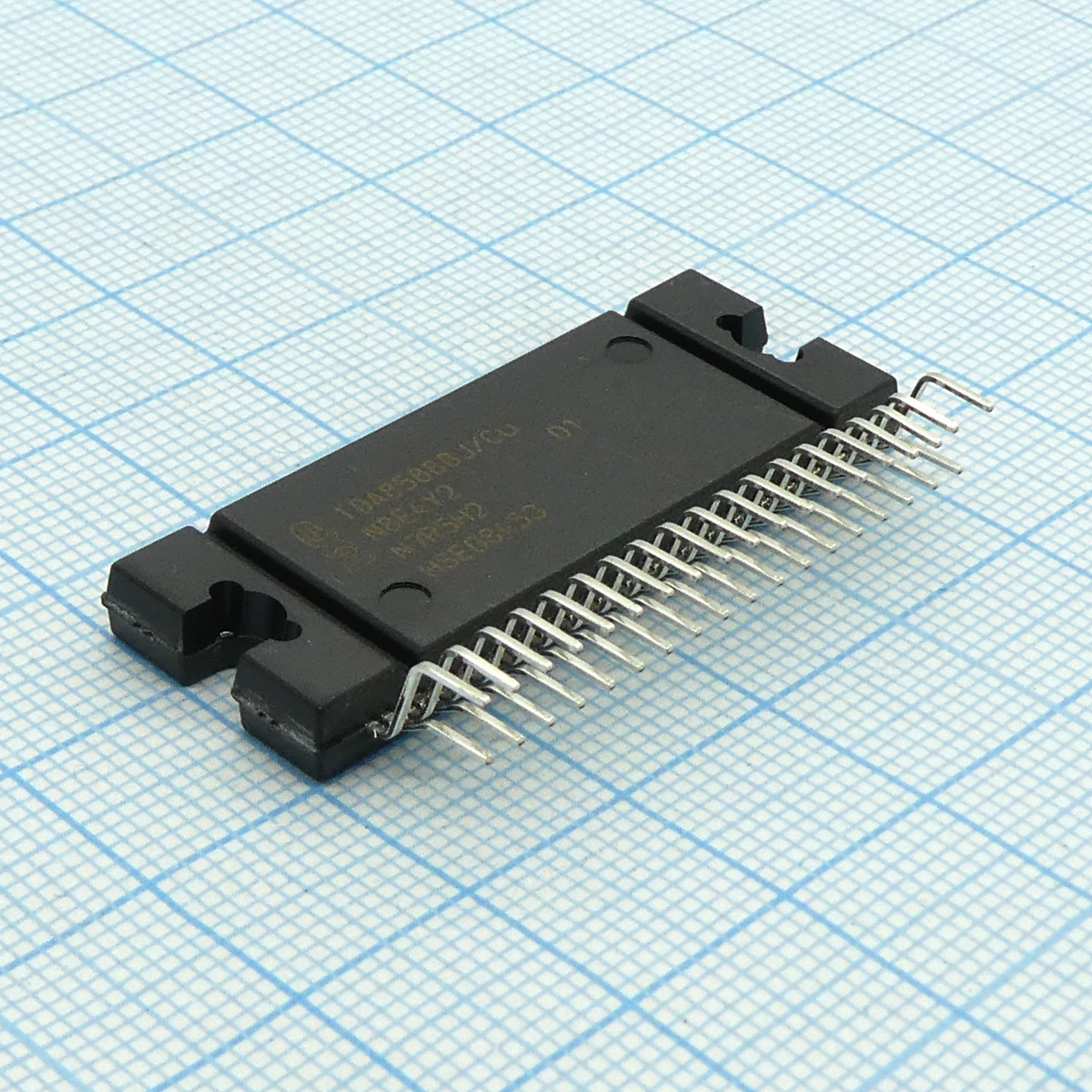TDA8588BJ - УНЧ с функцией стабилизатора напряжения 4x55Вт (14.4В/2 Ом), 26дБ, I2C-bus, 3.3В/3.3В