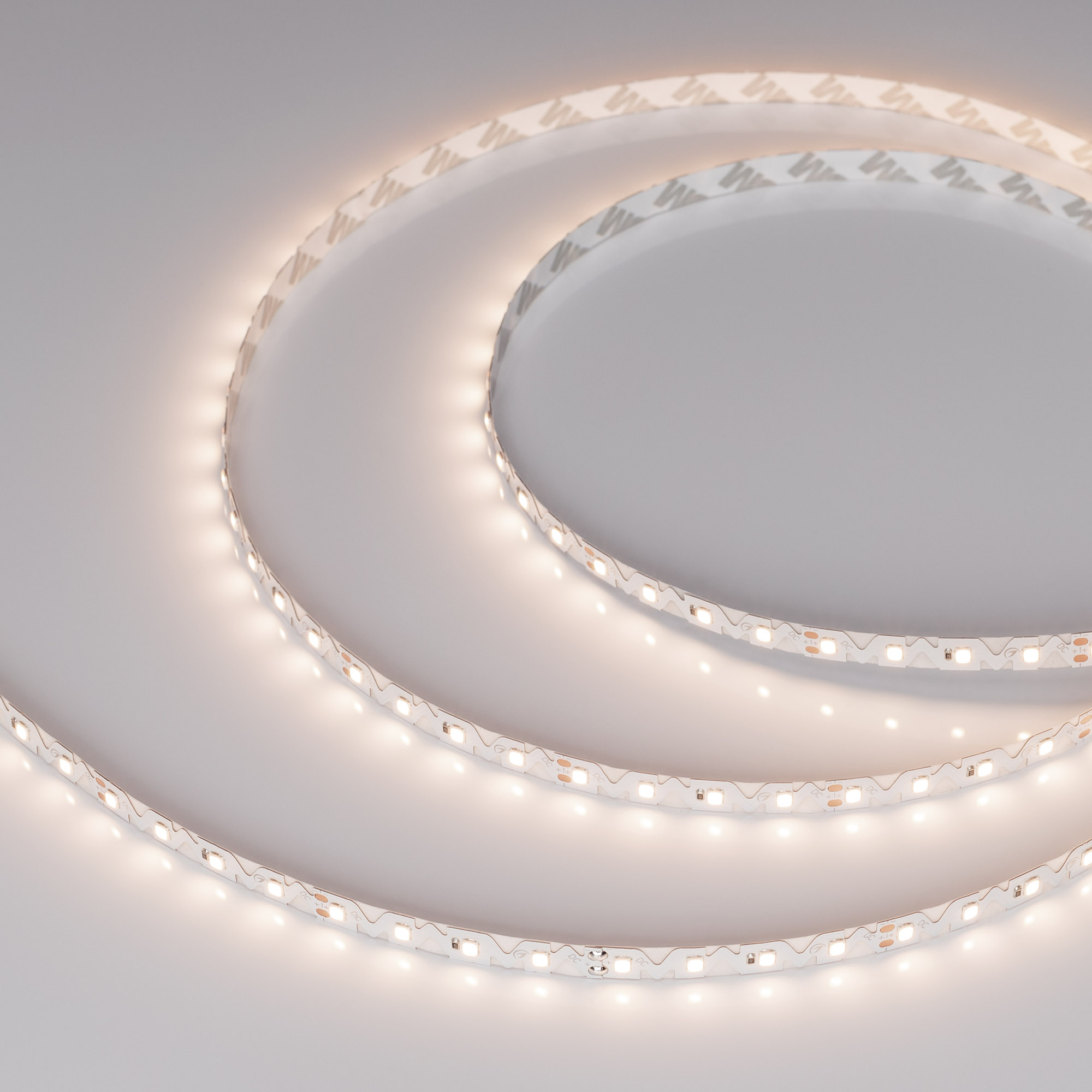 Лента RZ-A80-8mm 24V Warm3500 (8 W/m, IP20, 2835, 5m) 046014 - Гибкая лента с фигурной платой в форме волны, легко изгибается на плоскости. Светодиоды smd 2835, 80 шт/м (400 шт на 5 м), белая плата 8мм, скотч 3М. Цвет ТЕПЛЫЙ 3500 K. Питание 24 В, мощность