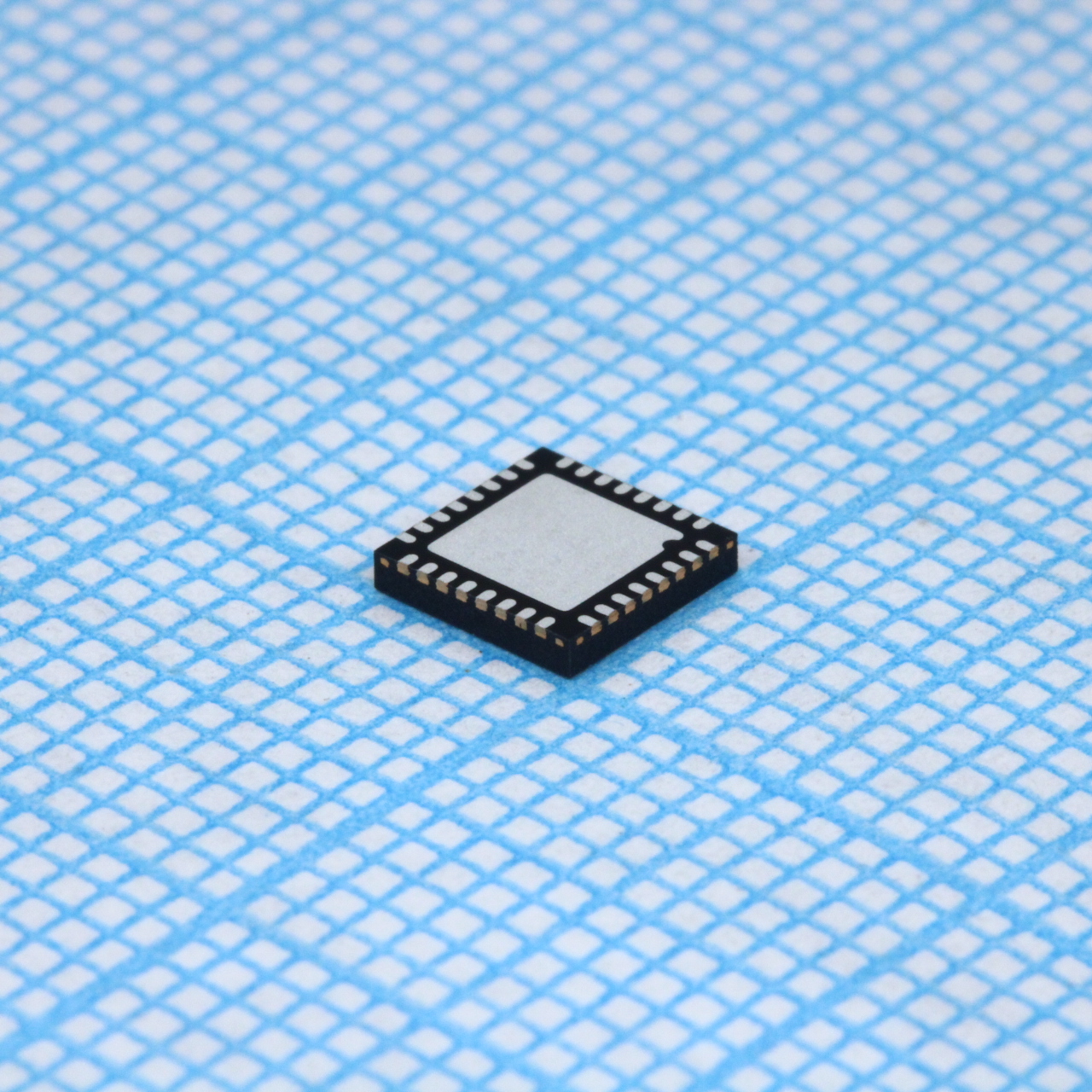 ATSAML21E18B-MUT - Микроконтроллер 32-бит 256 КБ Флэш-память 32 КБ статическое ОЗУ 48МГц QFN-32