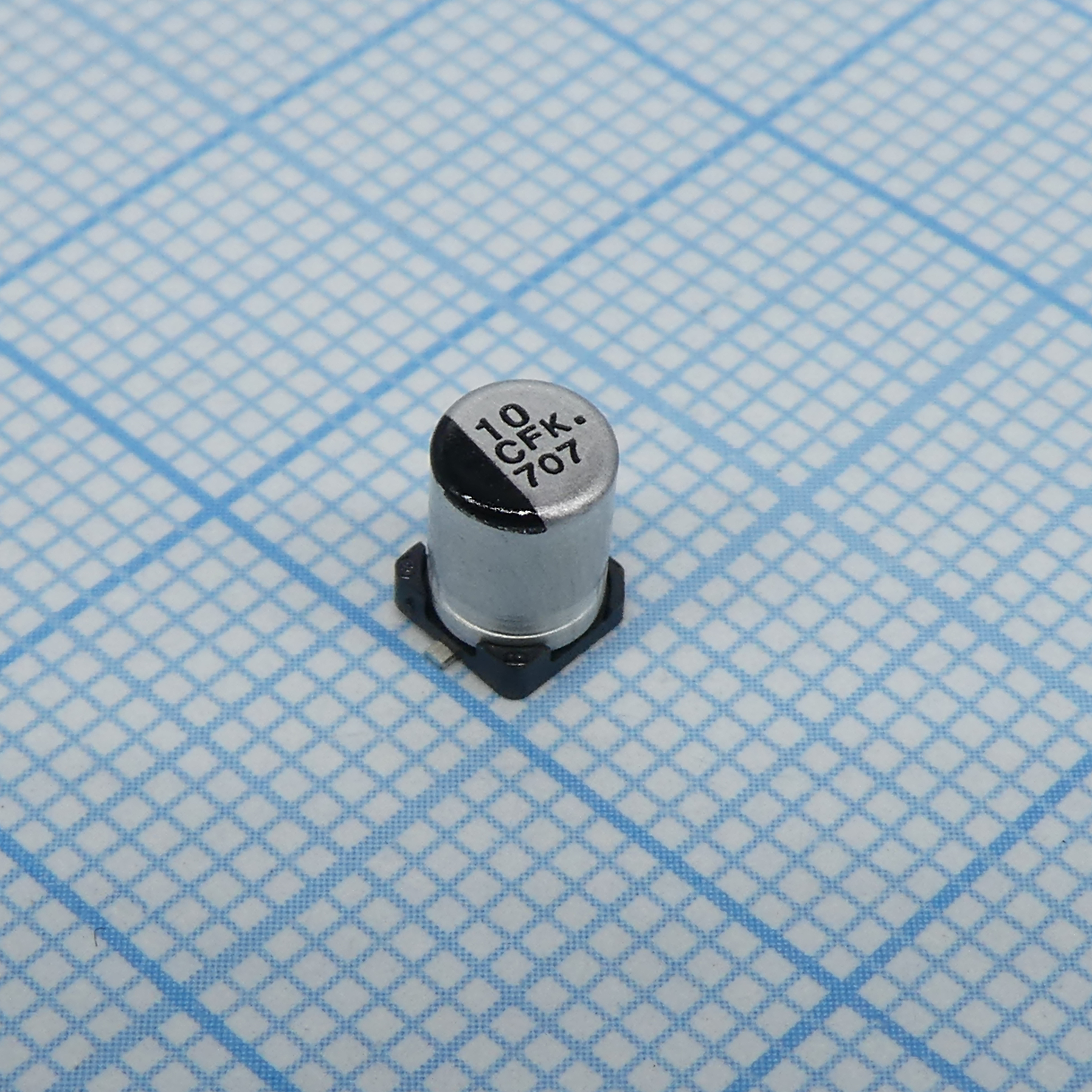 EEEFK1C100R - Конденсатор электролитический низкоимпедансный для поверхностного монтажа 16В 10мкФ ±20%  90мА 2000часов 4x5.8мм