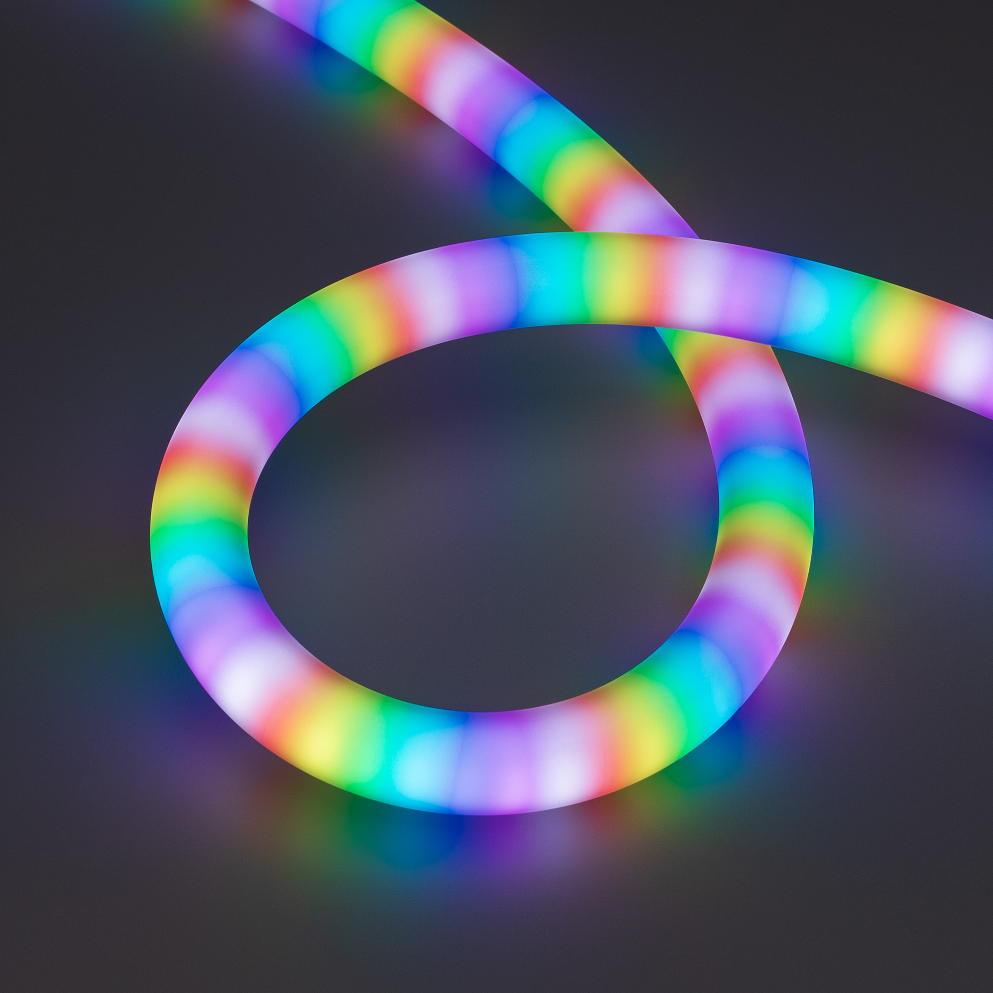 Лента герметичная SPI MOONLIGHT-BLACK-TOP-G180-D25mm 12V RGB-PX2 (21.6 W/m, IP65, 5m, wire x1) 044932 - Гибкая герметичная лента SPI (WS2815) (неон серии MOONLIGHT BLACK) чёрного цвета, сечение 25х25 мм. Светодиоды SMD 3838 180 шт/м. Цвет свечения RGB, уг