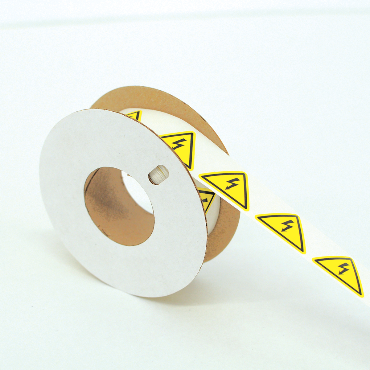 Знак молния NPP-50/1-ZM - Маркировочная наклейка, на клеевой основе знак "МОЛНИЯ", треугольник, сторона 50 мм, цвет желтый, в упаковке 250 наклеек