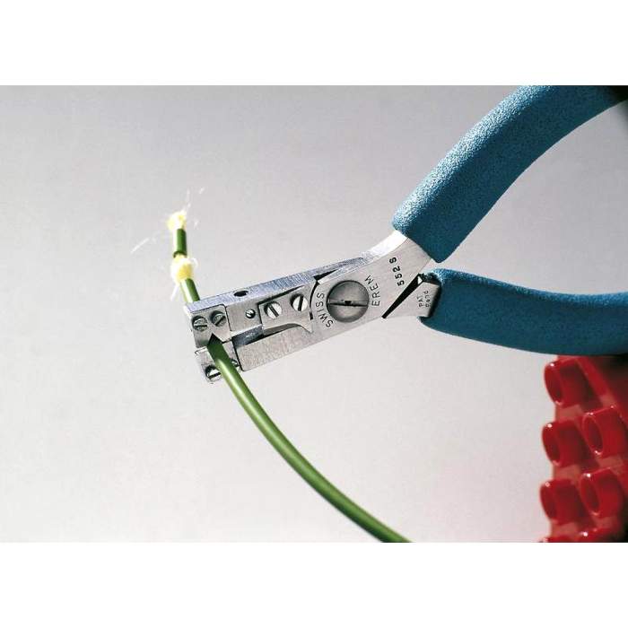 552S - Снимает изоляцию за один раз без царапин жилы. Для всех видов изоляционного материала, тефлона, Tefzel, оптоволокна или витых пар. Диаметр регулируется с помощью винта + ограничительного винта. Заменяемые режущие лезвия, провод AWG 42-24(0,06-0,60м