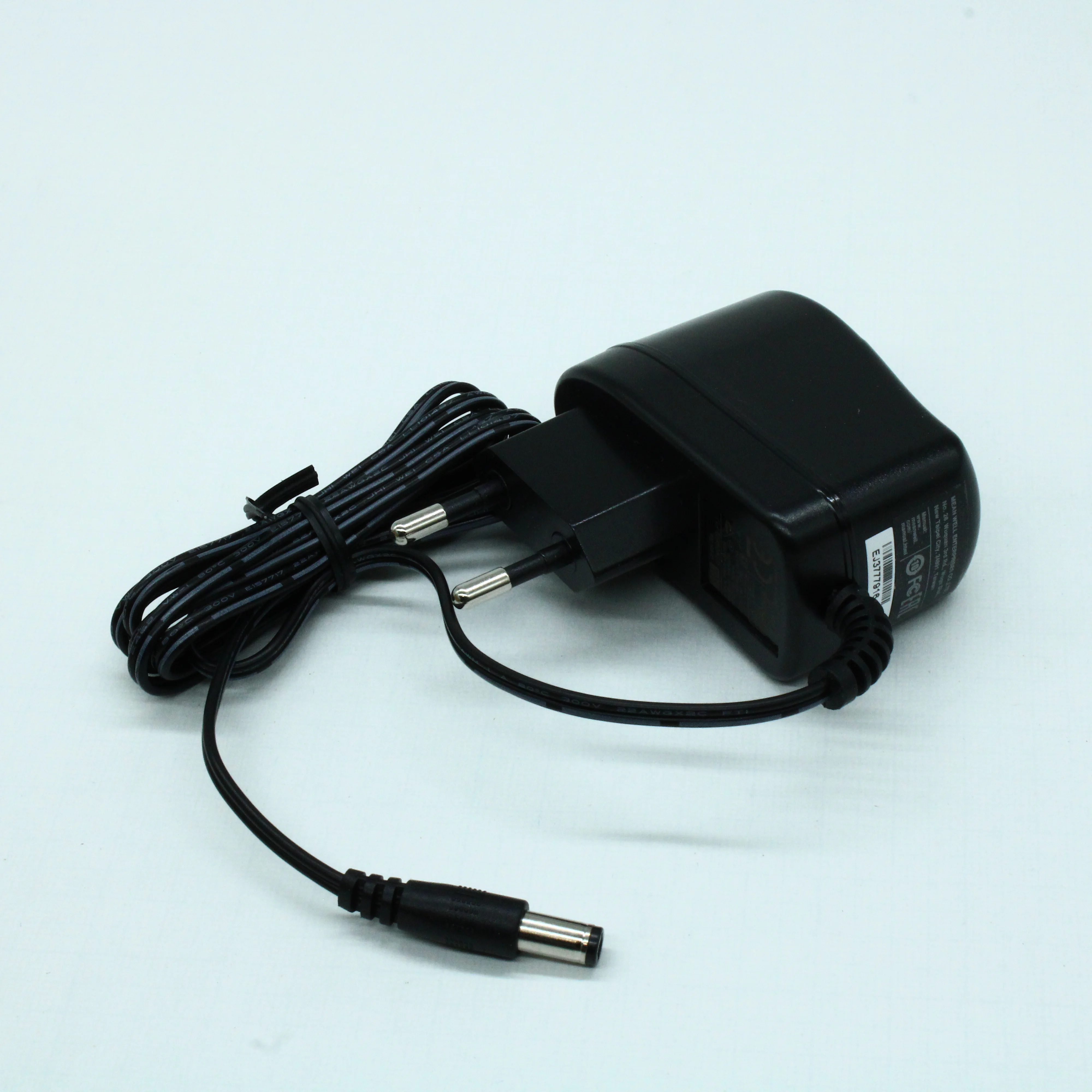 GSM06E09-P1J - AC-DC, 6Вт, сетевой адаптер, выход 9В/0.66А, вход 85...264В AC, 47...63 Гц, 32x66x42.5мм, 0...+50°C, для медицинского применения