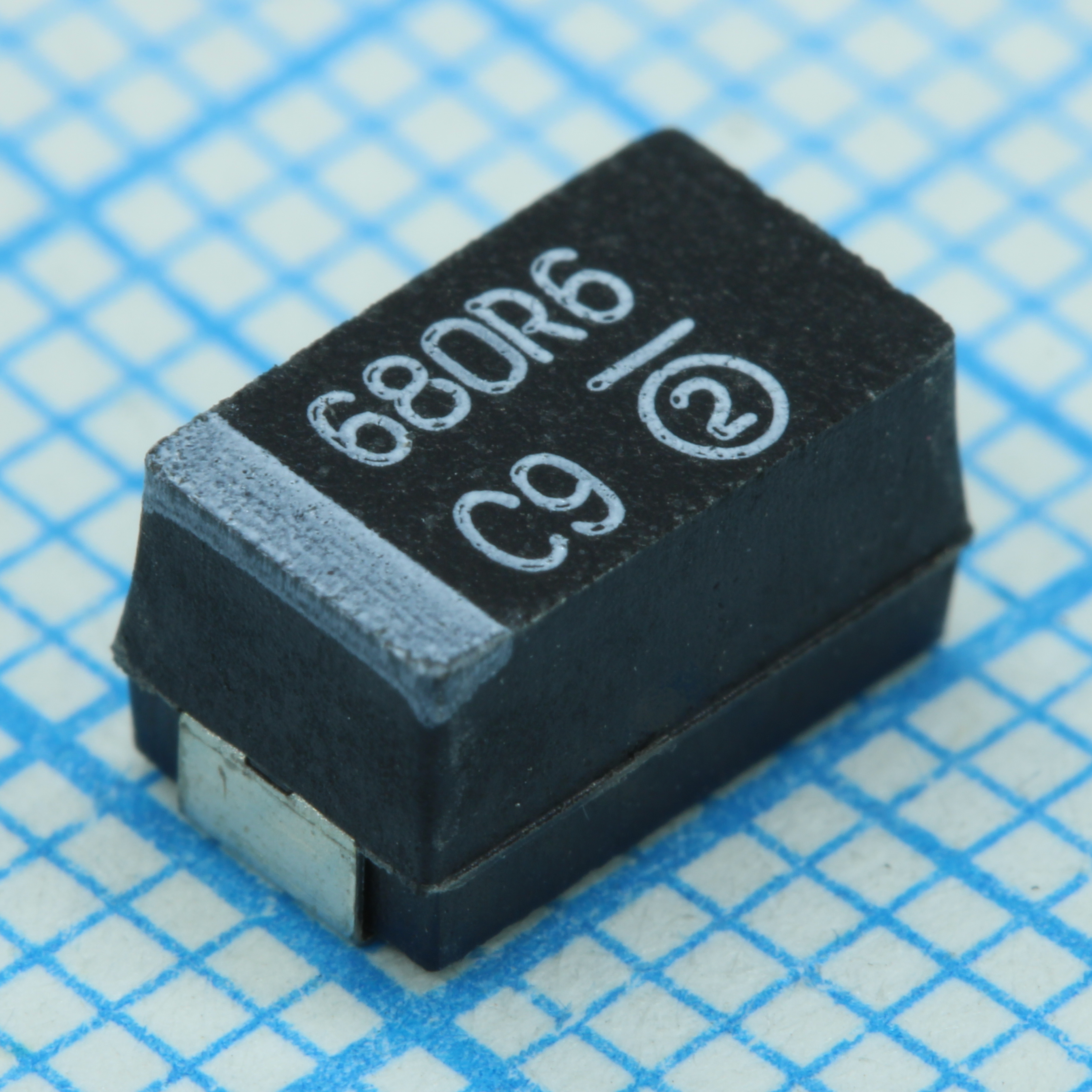 TR3E687M6R3C0100 - ЧИП-конденсатор танталовый 680мкФ 6.3В типоразмер E ±20% (7.3х4.3х4мм) выводы внутрь SMD 7343-43 0.1Ом 125°С лента на катушке