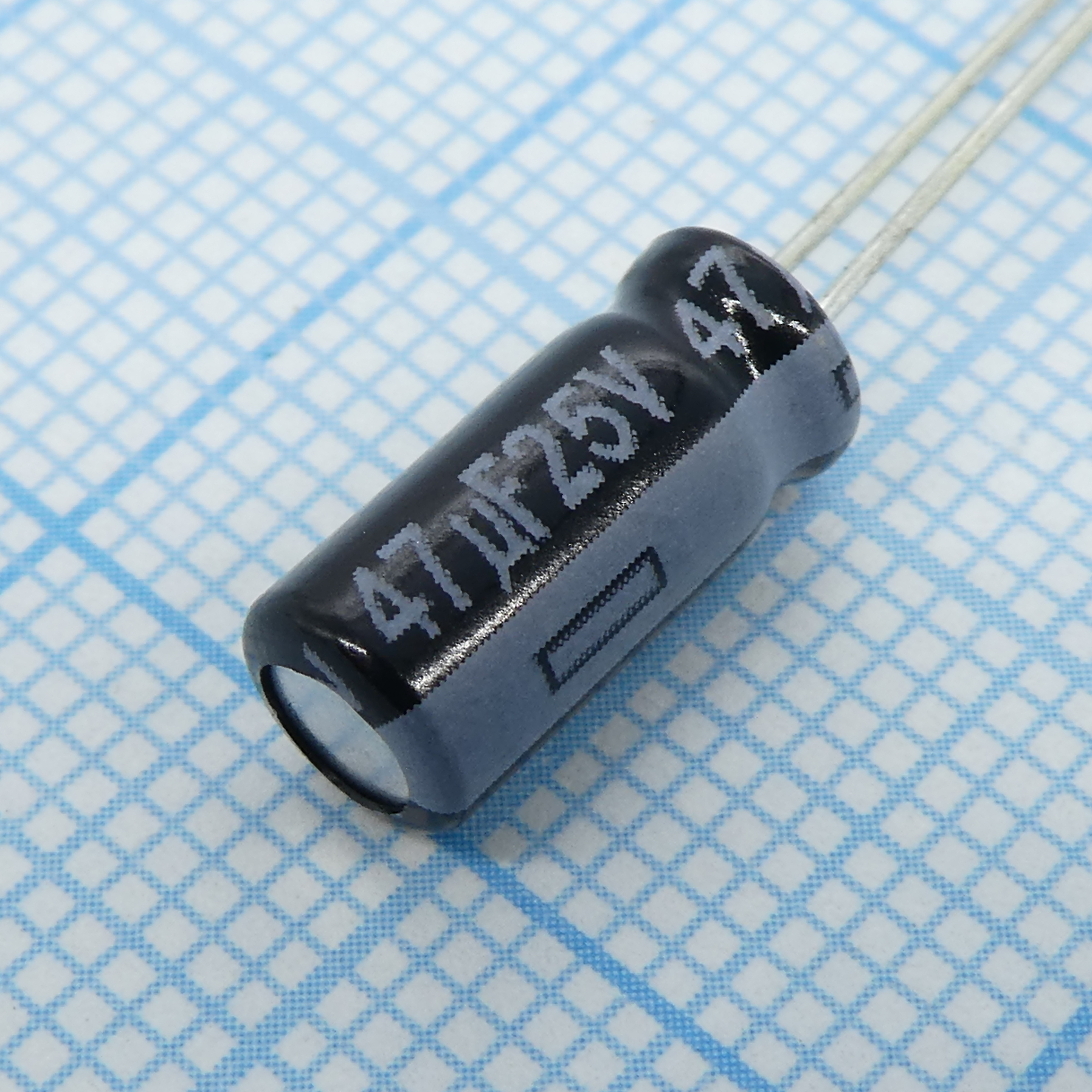 EEUFR1E470 - Конденсатор алюминиевый электролитический 47мкФ 25В 20% (5 X 11мм) радиальные выводы 2мм 280мА 5000час 105°С Россыпь