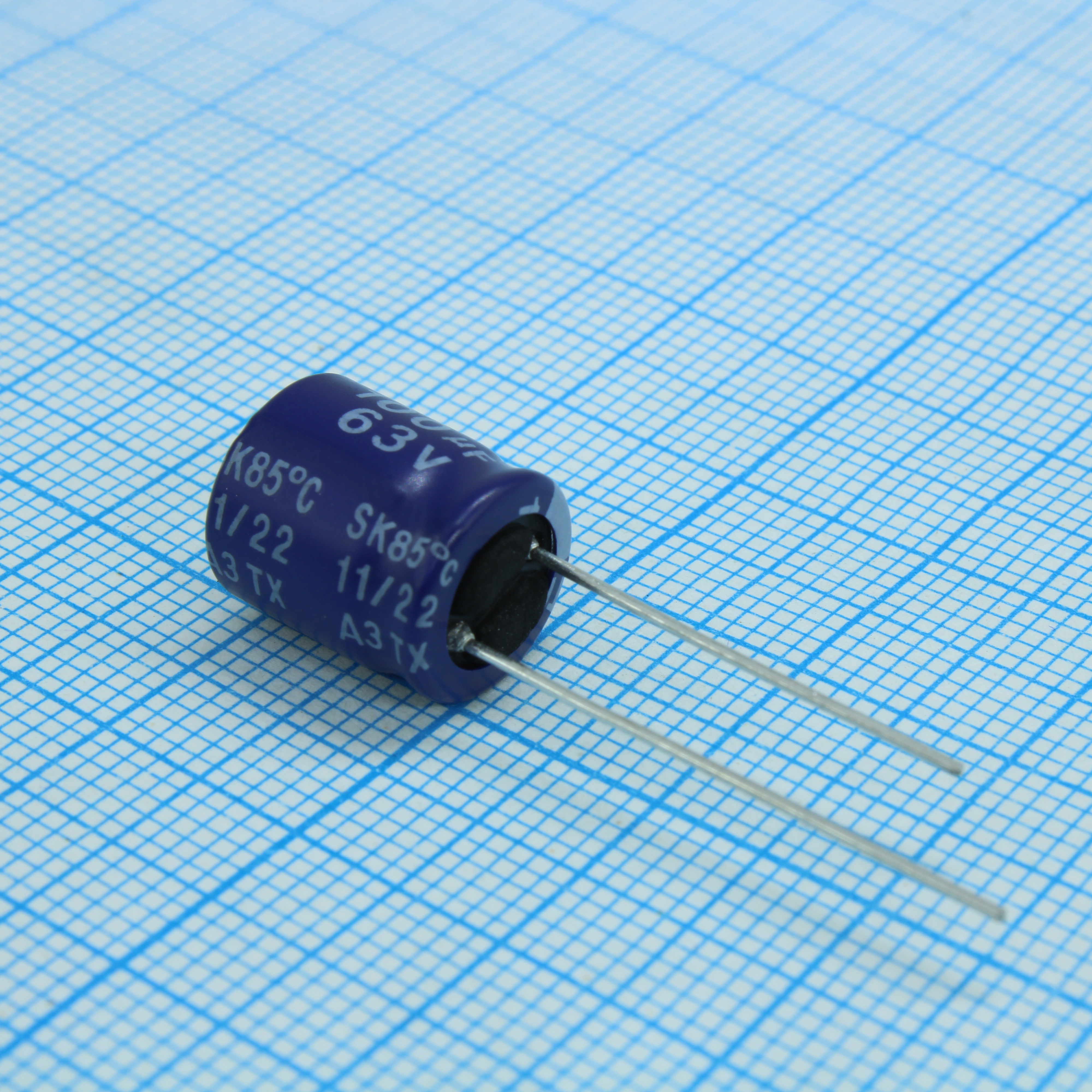 KSK107M063S1G1H1CK - Конденсатор алюминиевый электролитический 100мкФ 63В ±20% (10х12.5мм) радиальный 5мм 330мА 2000часов 85°C россыпь