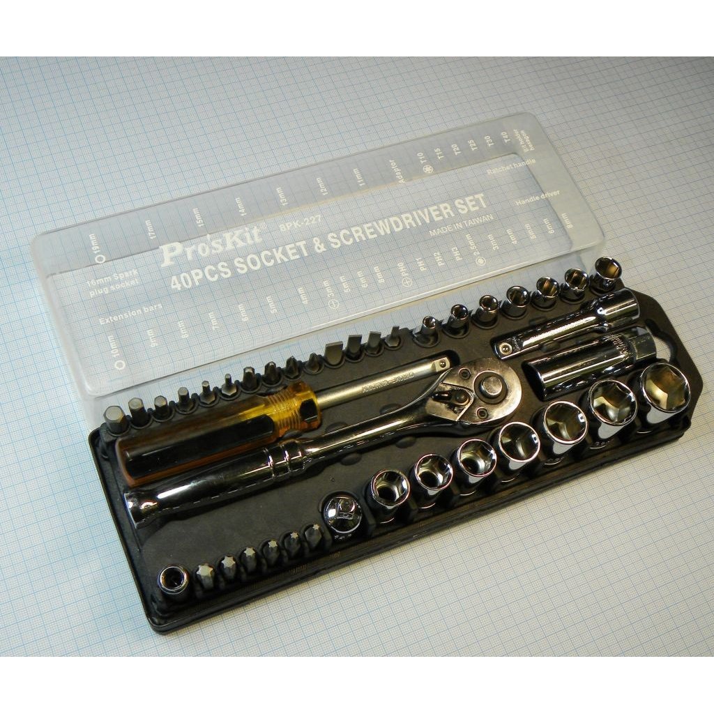 8PK-227 - 40 высококачественных насадок (торцевых головок и отверток) с рукояткой-трещоткой.