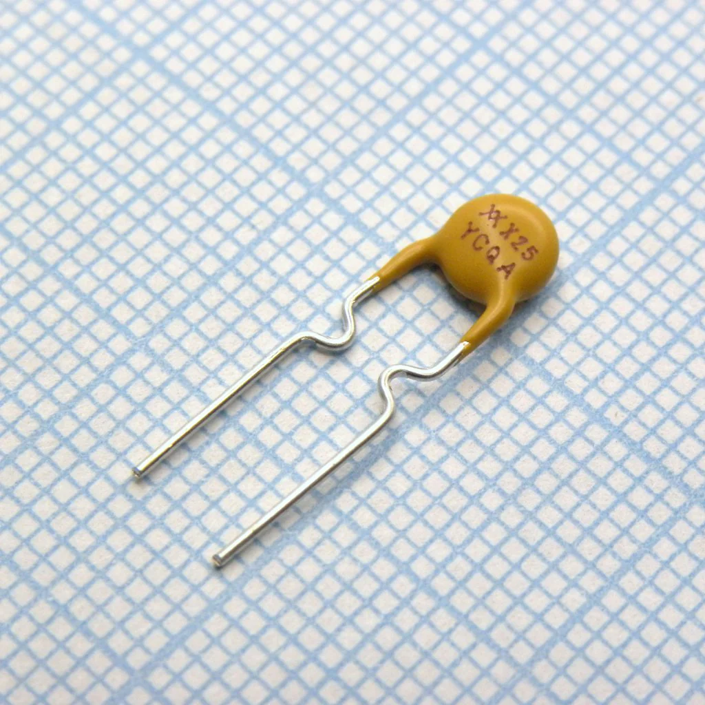 RXEF025 - Самовосстанавливающийся предохранитель PTC 0.25A(hold) 0.5A(trip) 72V 40A 0.45W 2.5s 1.25Ohm, радиальные выводы, 7.4 X 3 X 12.7mm, россыпью