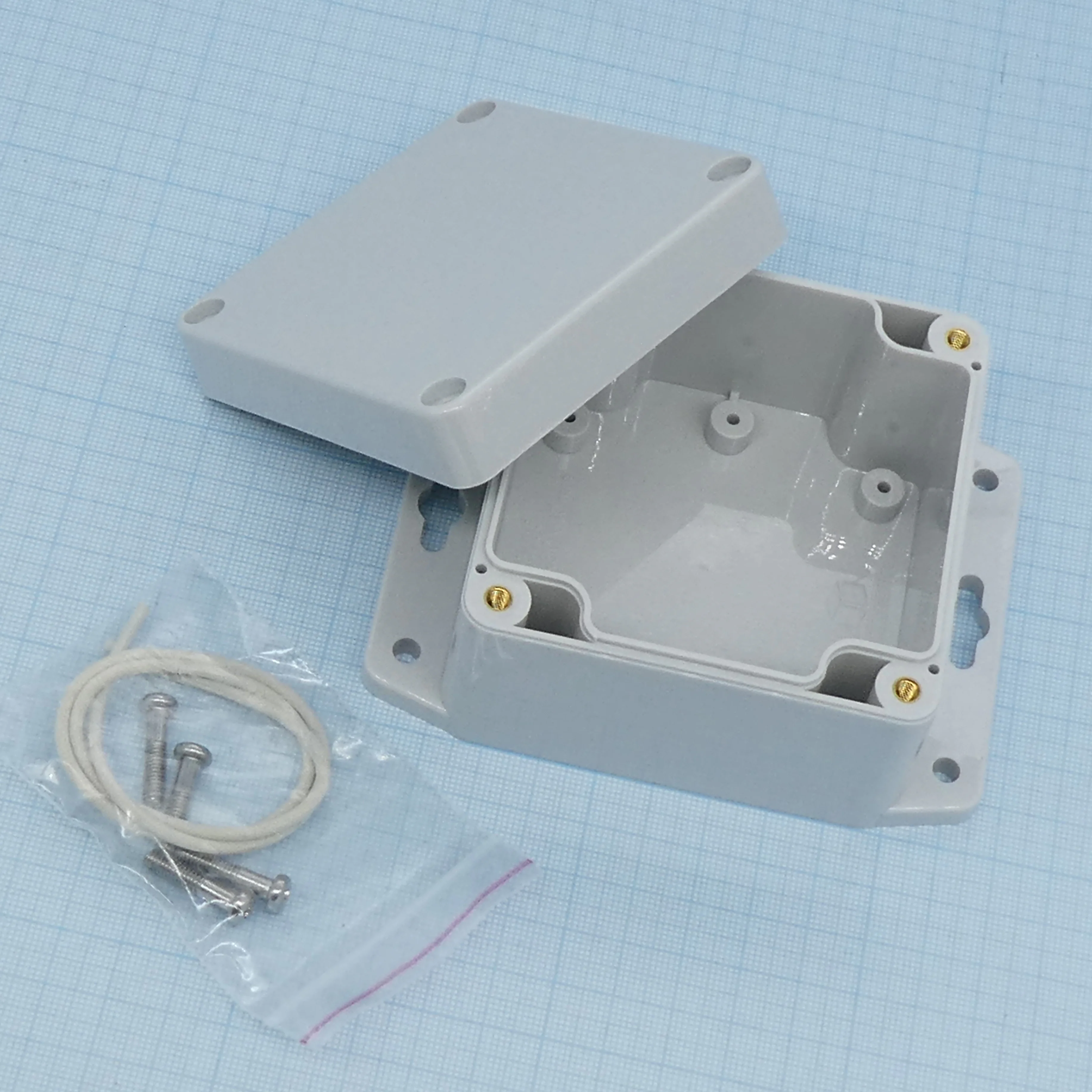 G256MF - Герметичный корпус из поликарбоната с фланцем, IP65, светло-серый