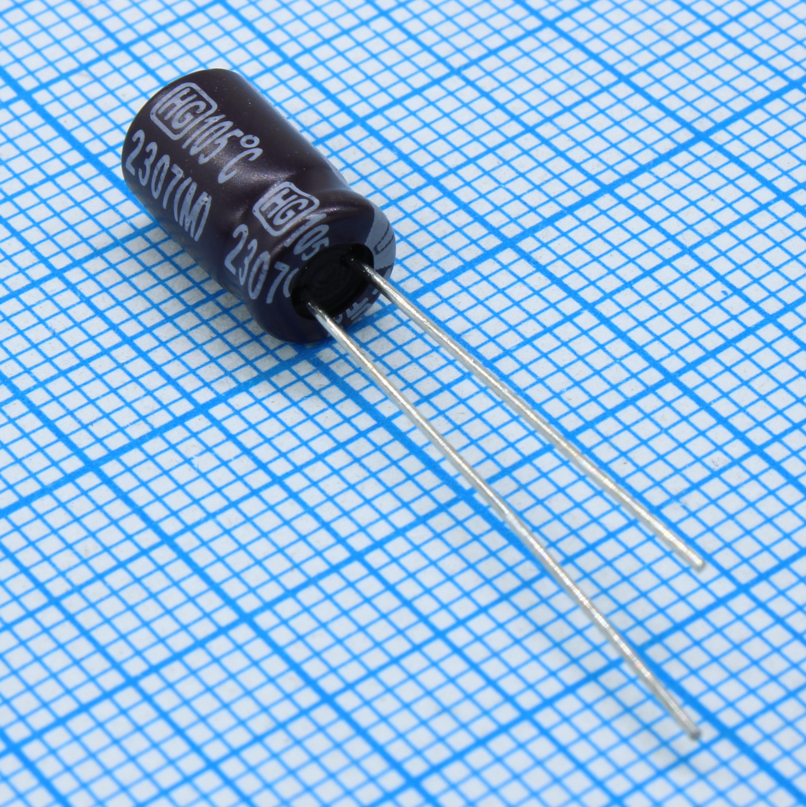 UK025M101E11PKKKS00R - Конденсатор алюминиевый электролитический 100мкФ 25В ±20% (6.3х11мм) радиальный 2.5мм 179мА 3000час 105°C россыпь