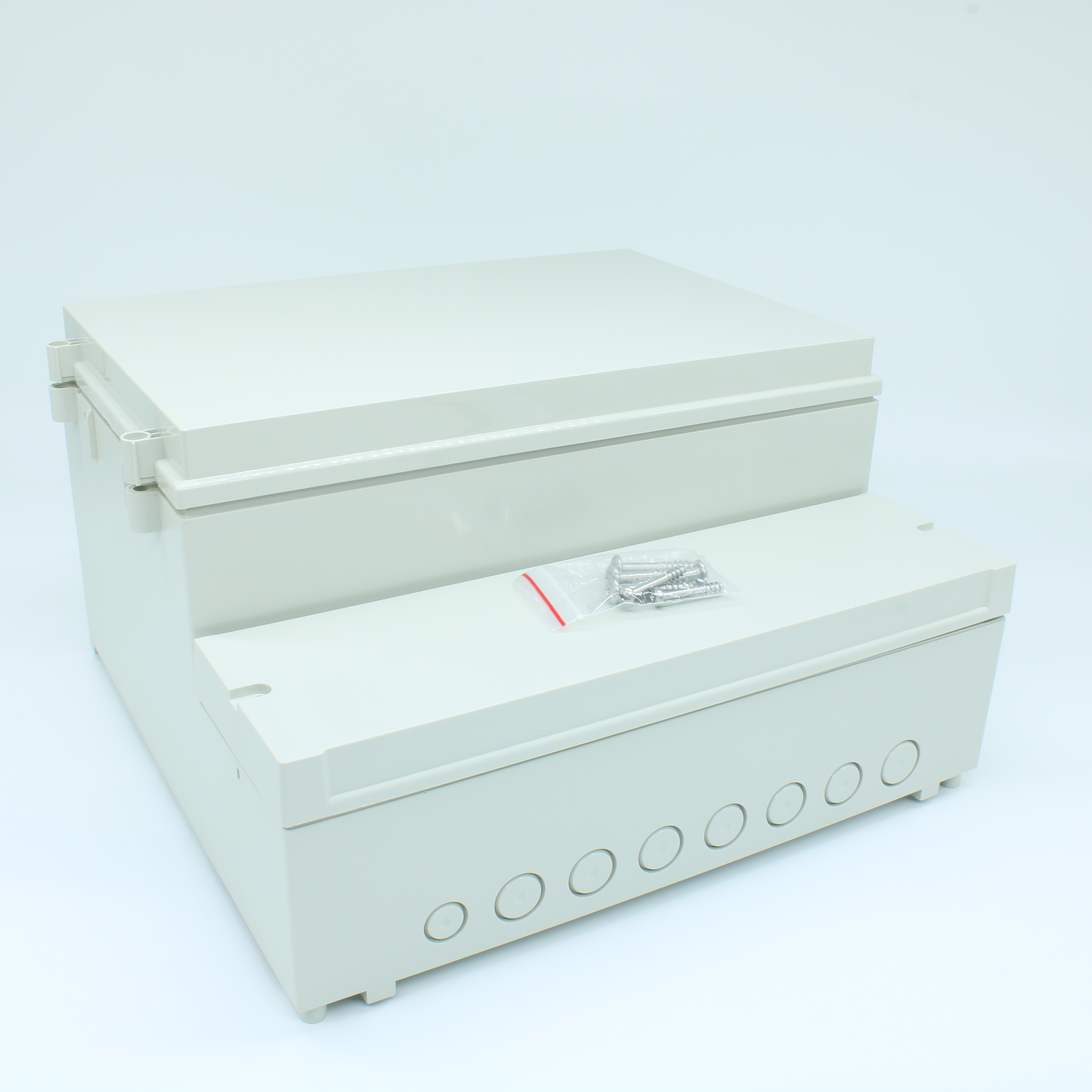 DC009LGNO - Двухсекционный корпус IP65 с крышкой на винтах, ABS пластик светло-серый