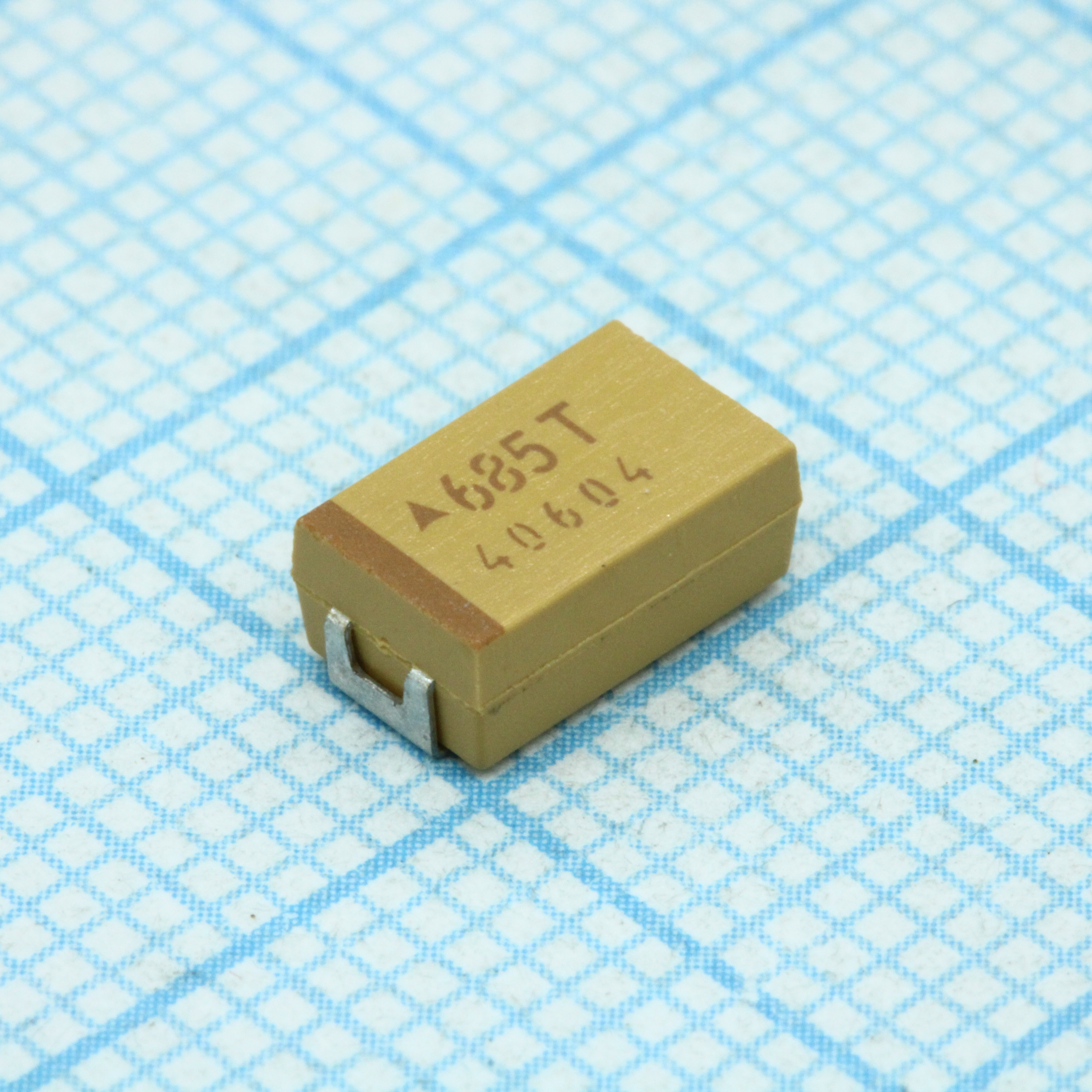 TAJD685K050RNJ - ЧИП-конденсатор танталовый 6.8мкФ 50В типоразмер D ±10% (7.3х4.3х2.9мм) выводы внутрь SMD 7343-31 1Ом 125°С лента на катушке