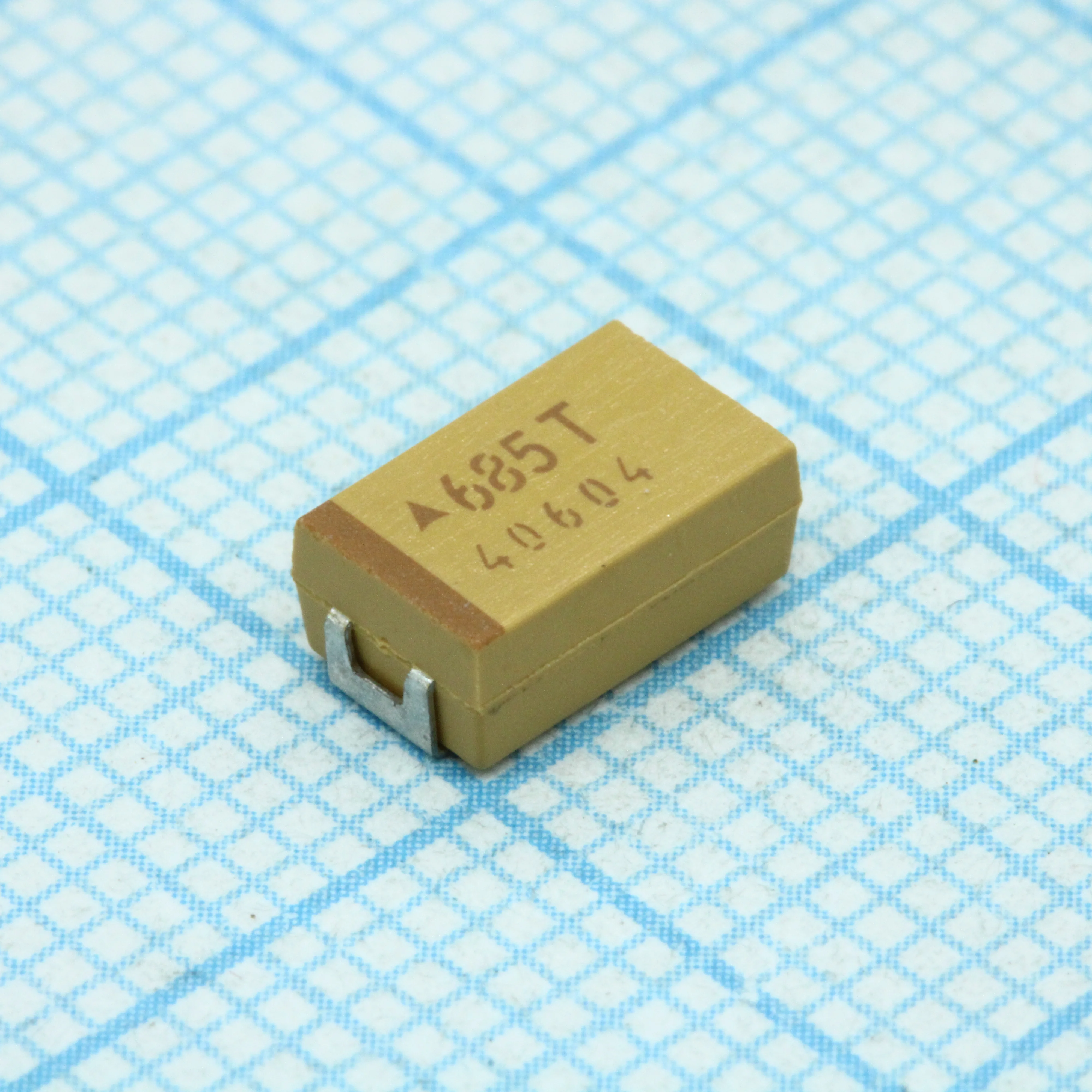 TAJD685K050RNJ - ЧИП-конденсатор танталовый 6.8мкФ 50В типоразмер D ±10% (7.3х4.3х2.9мм) выводы внутрь SMD 7343-31 1Ом 125°С лента на катушке