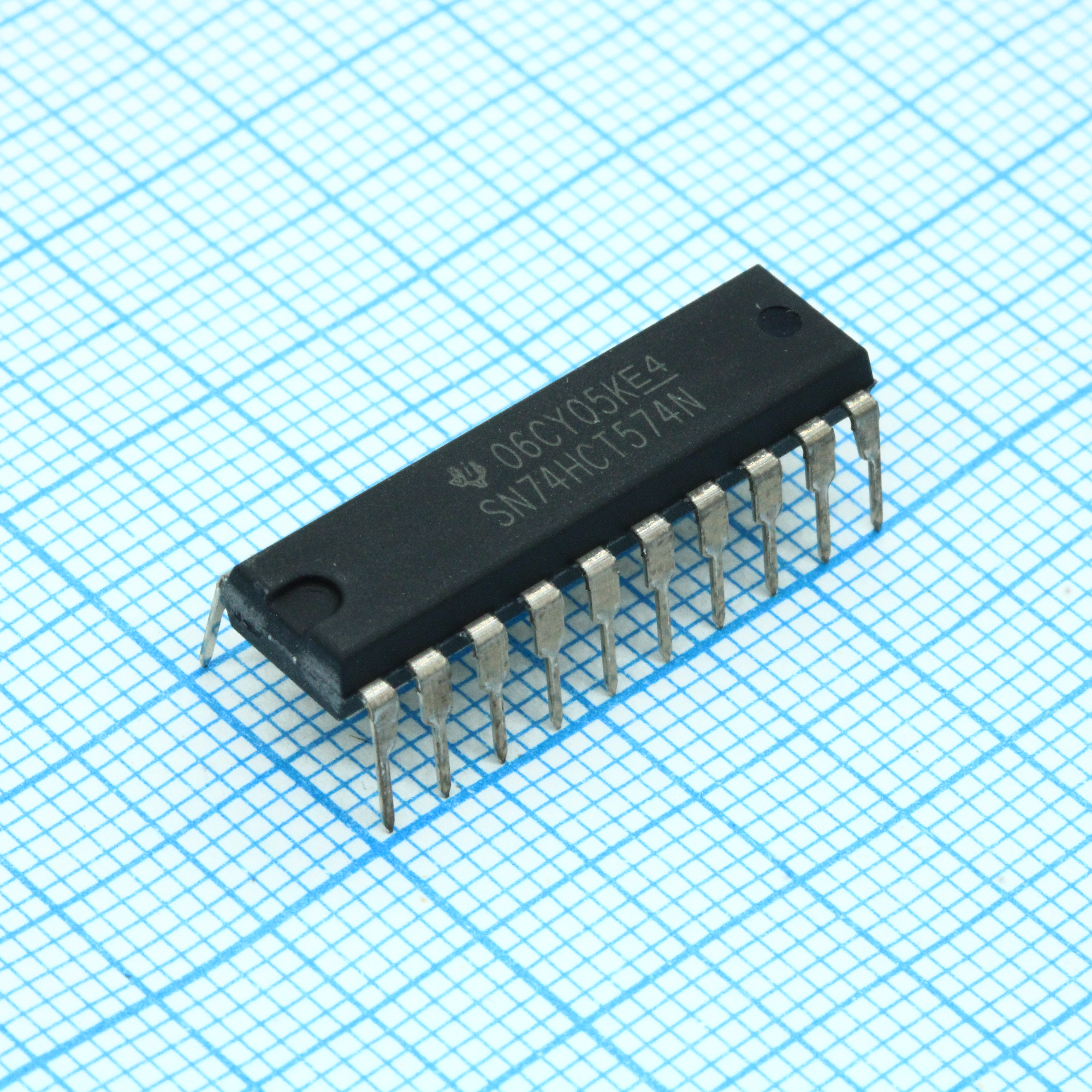 SN74HCT574N - Регистр неинвертирующий 8-бит + шинный интерфейс КМОП кристалл, DIP20