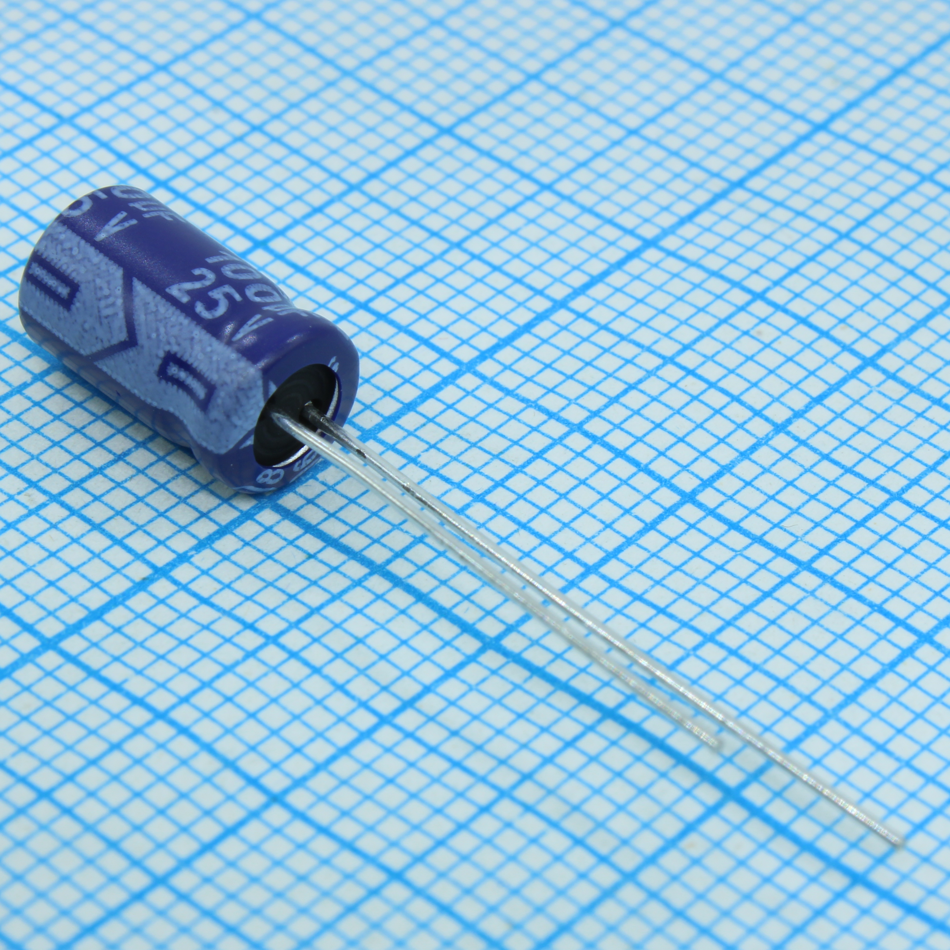 SL025M101E11PKKKS00R - Конденсатор алюминиевый электролитический радиальный 100мкФ 25В ±20% 6.3*11 P:2.5мм 160мА 2000ч 85C