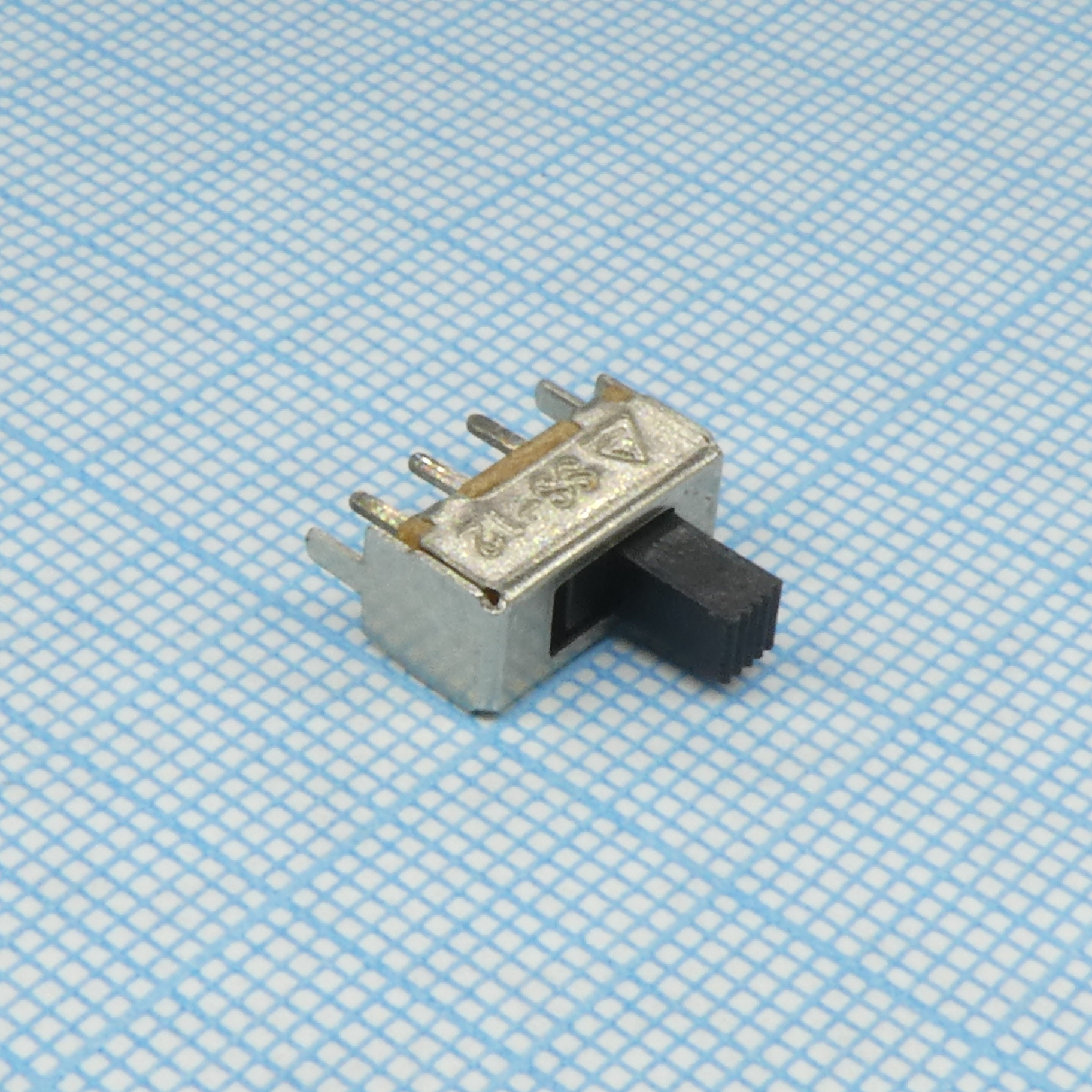L-KLS7-SS12F44-G5 - Переключатель движковый вертикальный (ON-ON), 0.3A 50VDC, высота движка 5мм, 10000циклов монтаж в отверстие
