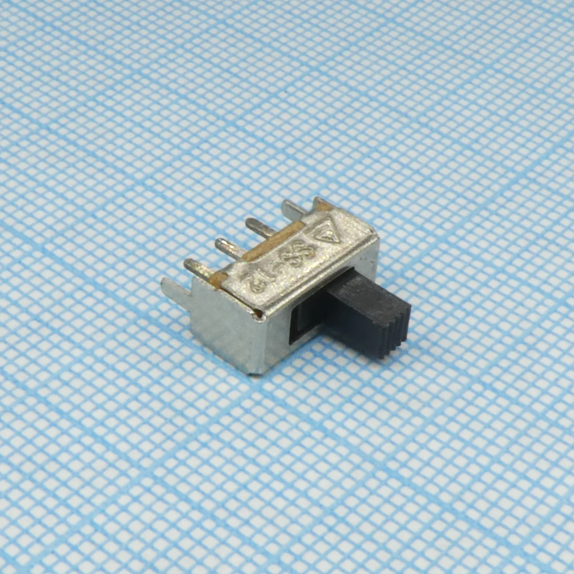 L-KLS7-SS12F44-G5 - Переключатель движковый вертикальный (ON-ON), 0.3A 50VDC, высота движка 5мм, 10000циклов монтаж в отверстие