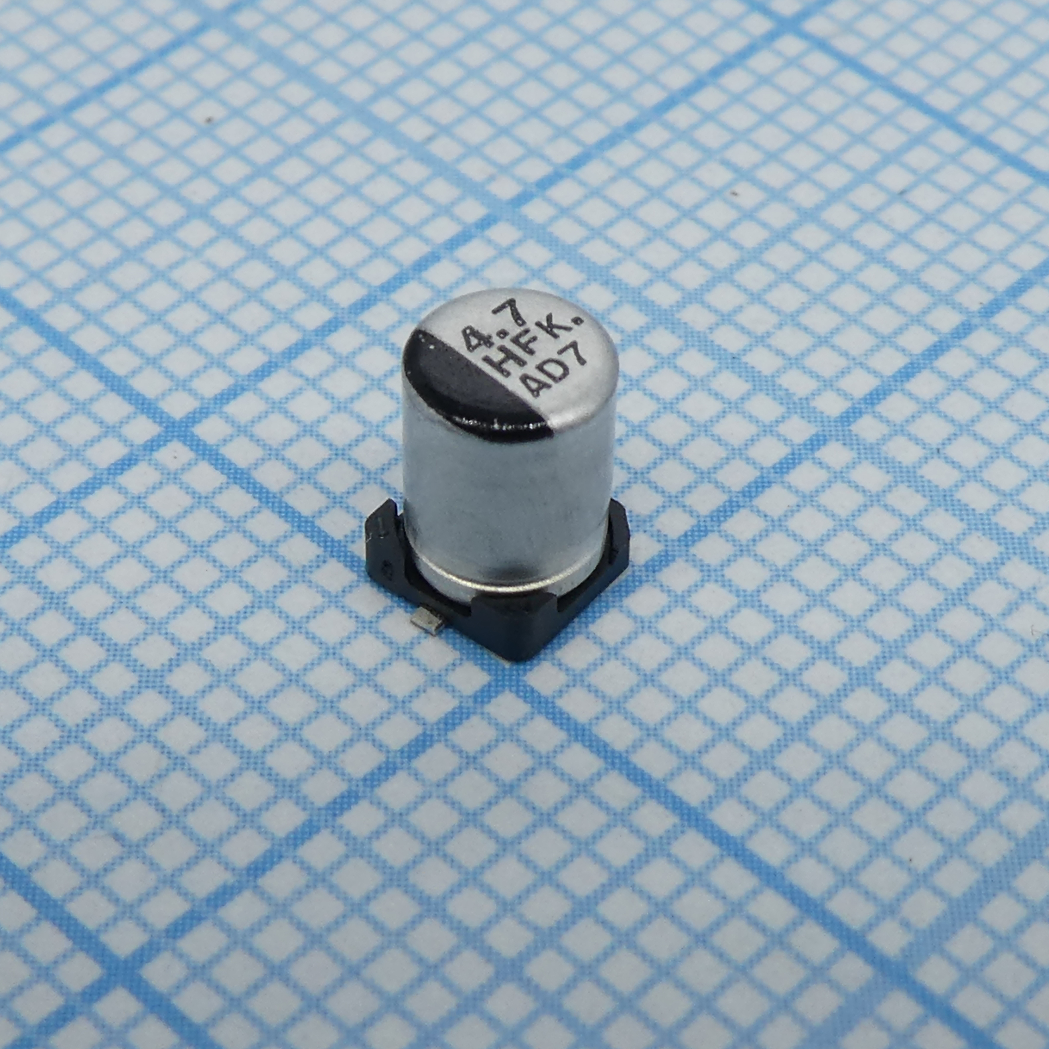 EEEFK1H4R7R - Конденсатор электролитический низкоимпедансный для поверхностного монтажа 50В 4.7мкФ ±20%, 60mA, 2000часов, 4*5.8