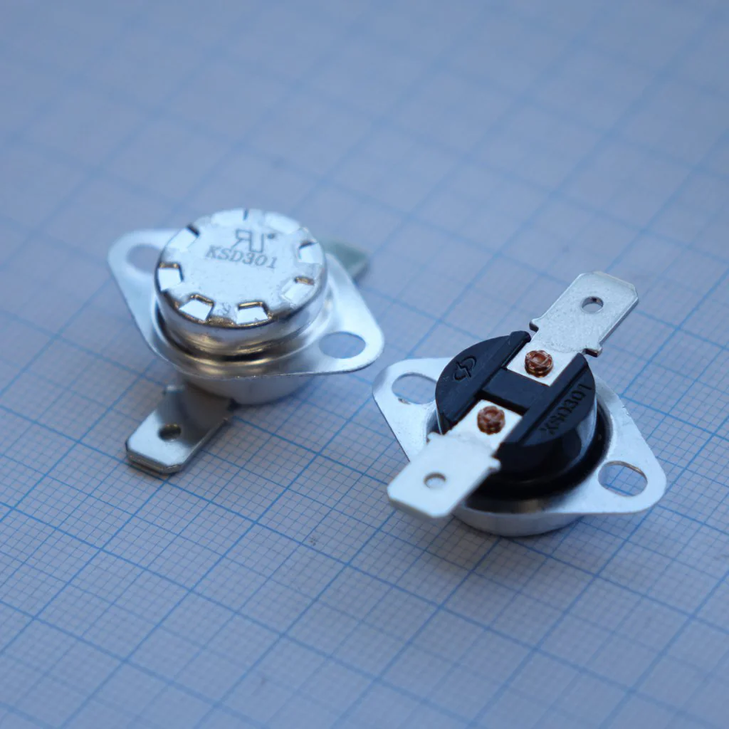 KSD301-A-45BF1-B - термостат, 10A 250V (15A 125V); выводы в стороны (под прямым углом), тип контактов: нормально замкнутые