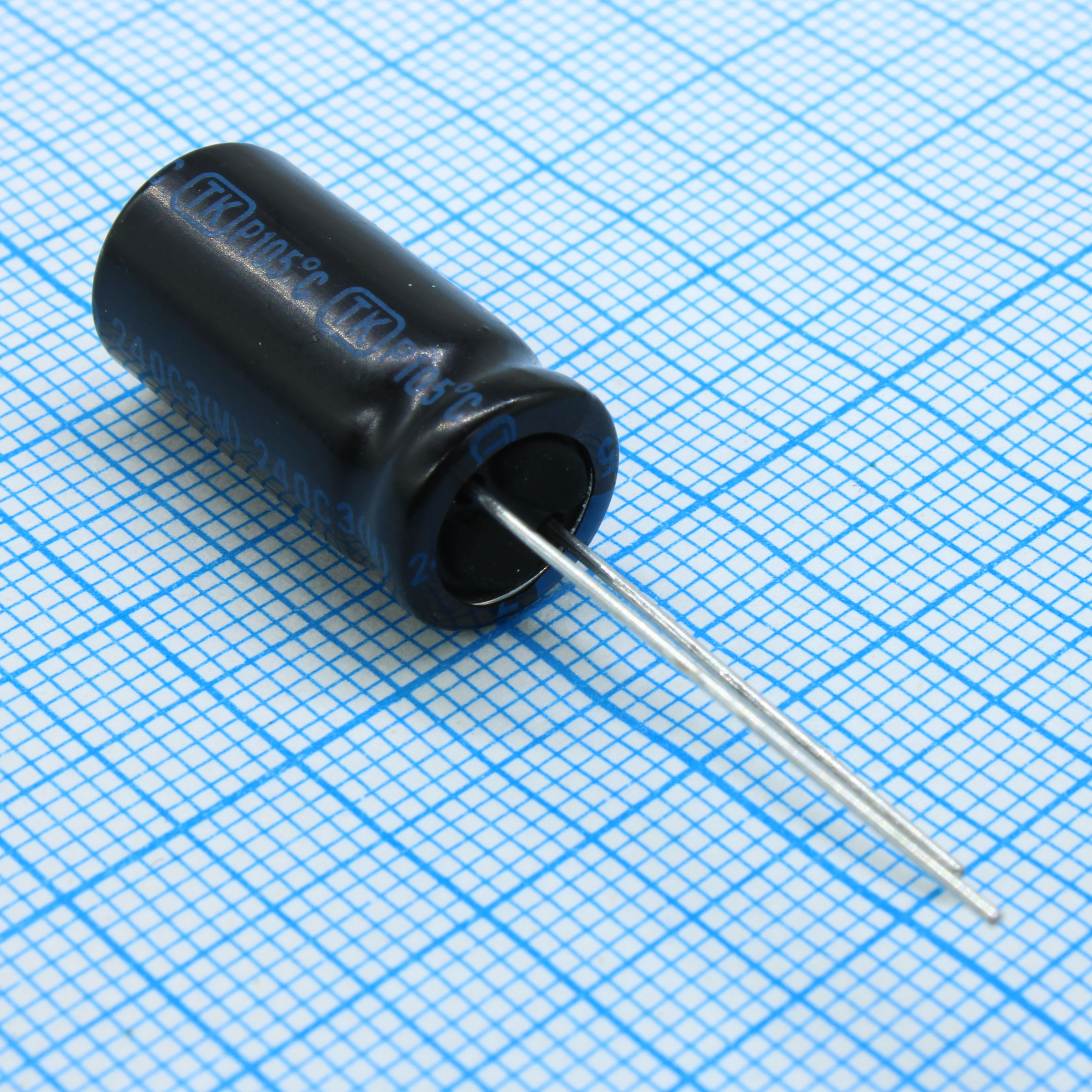 JTK108M025S1GMH21L - Конденсатор алюминиевый электролитический 1000мкФ 25В  ±20% (10 х 21мм) радиальные выводы 5мм 790мА 2000час 105°С россыпь