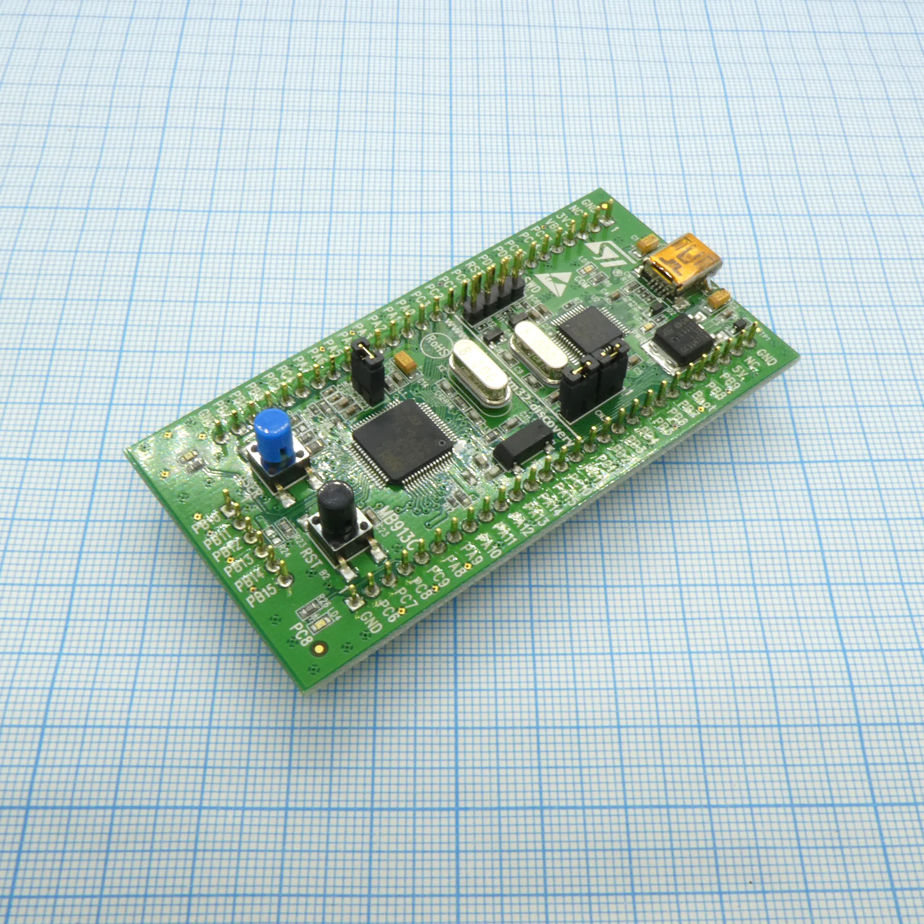 STM32VLDISCOVERY - Отладочный комплект на базе STM32F100 контроллера. В составе: ST-Link - внутрисхемный отладчик, пара светодиодов и кнопок.