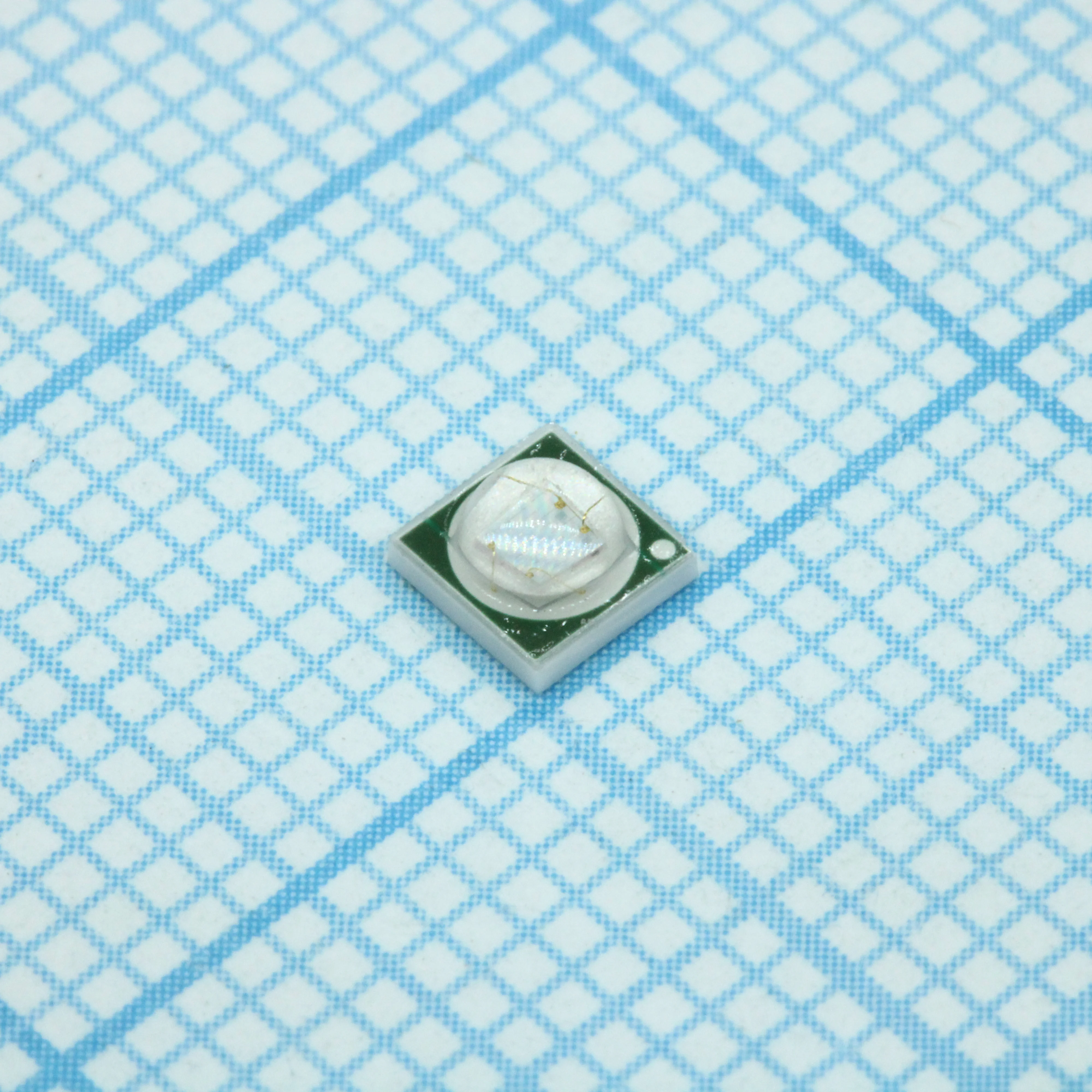 HL-C3535F26B3GA-ZW - Светодиод smd 3,45х3,45x2,15мм/синий/435нм/15Лм   920мВт (3,6umol/s) при 700мА/ 3.3В/ Ifmax=800mA/ 130°