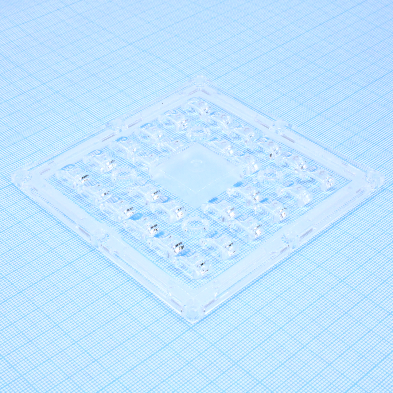 CS16034_STRADELLA-IP-28-T2 - Групповая линза на 28 светодиодов , широкая диаграмма 150° , эфф=94%, 100x100x9,2mm