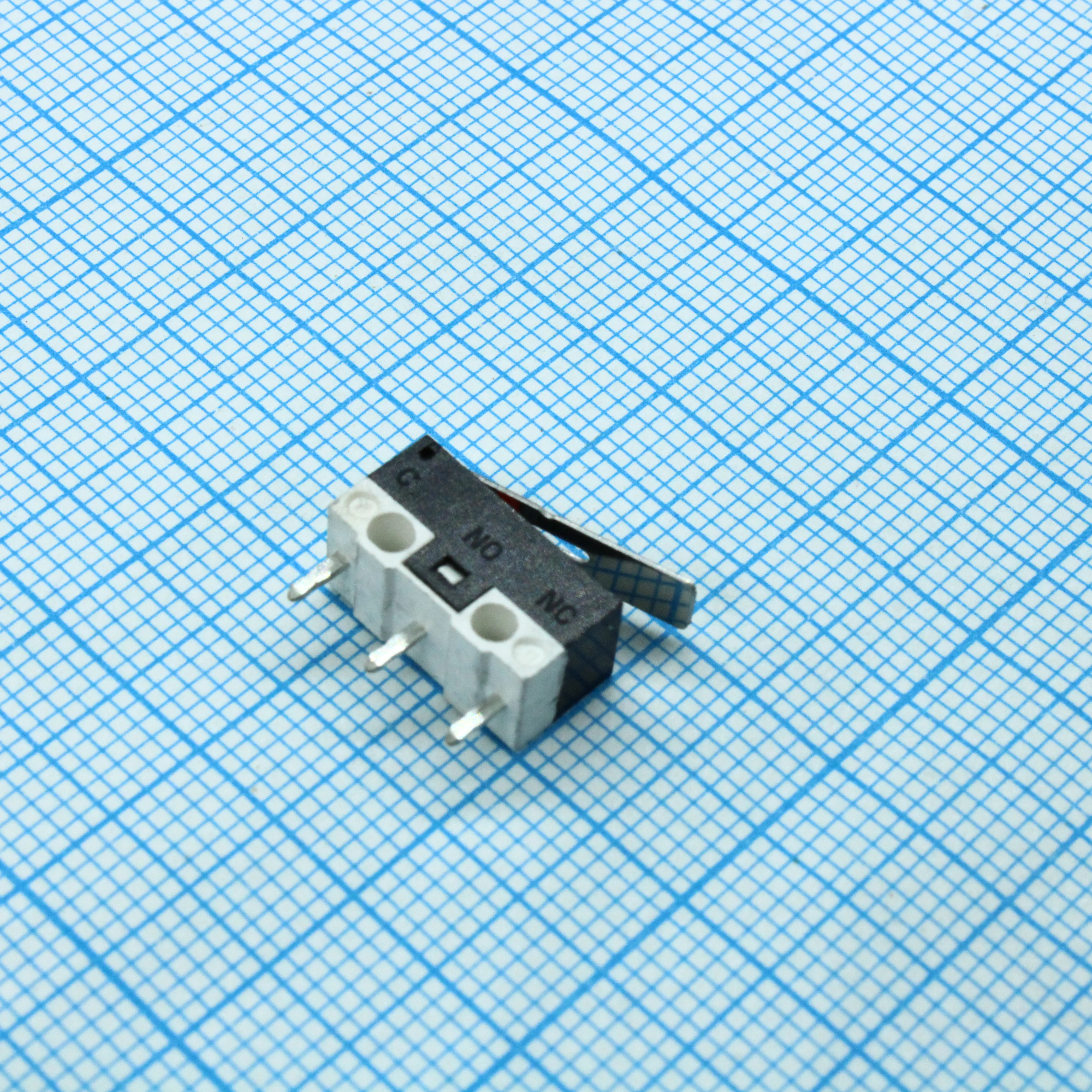 L-KLS7-KW10-Z3P045 - Микропереключатель с лапкой 2А 125В 0.45N монтаж в отверстие