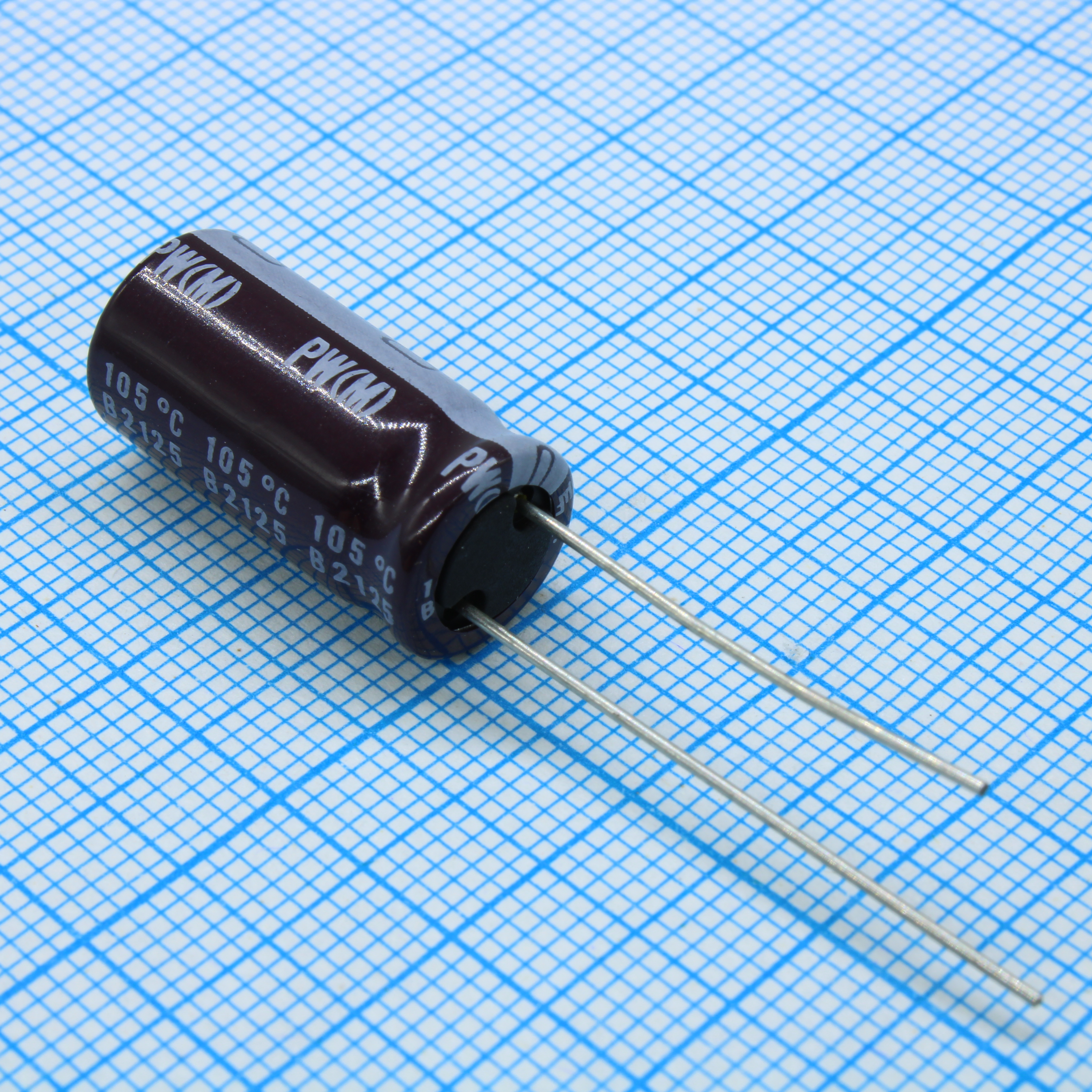 UPW1V471MPD - Конденсатор алюминиевый радиальные выводы 470мкФ ±20% 35В  105°С 5000час 1220мА 5мм 10х20 автомобильного применения