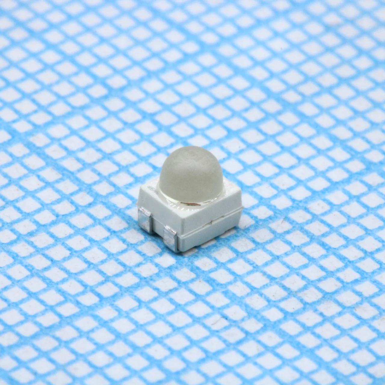 LSE63F-EAFB-1-1 - Светодиод smd 3,2х2,8мм/красный/633нм/3780-7520мкд/прозрачный/30° с линзой