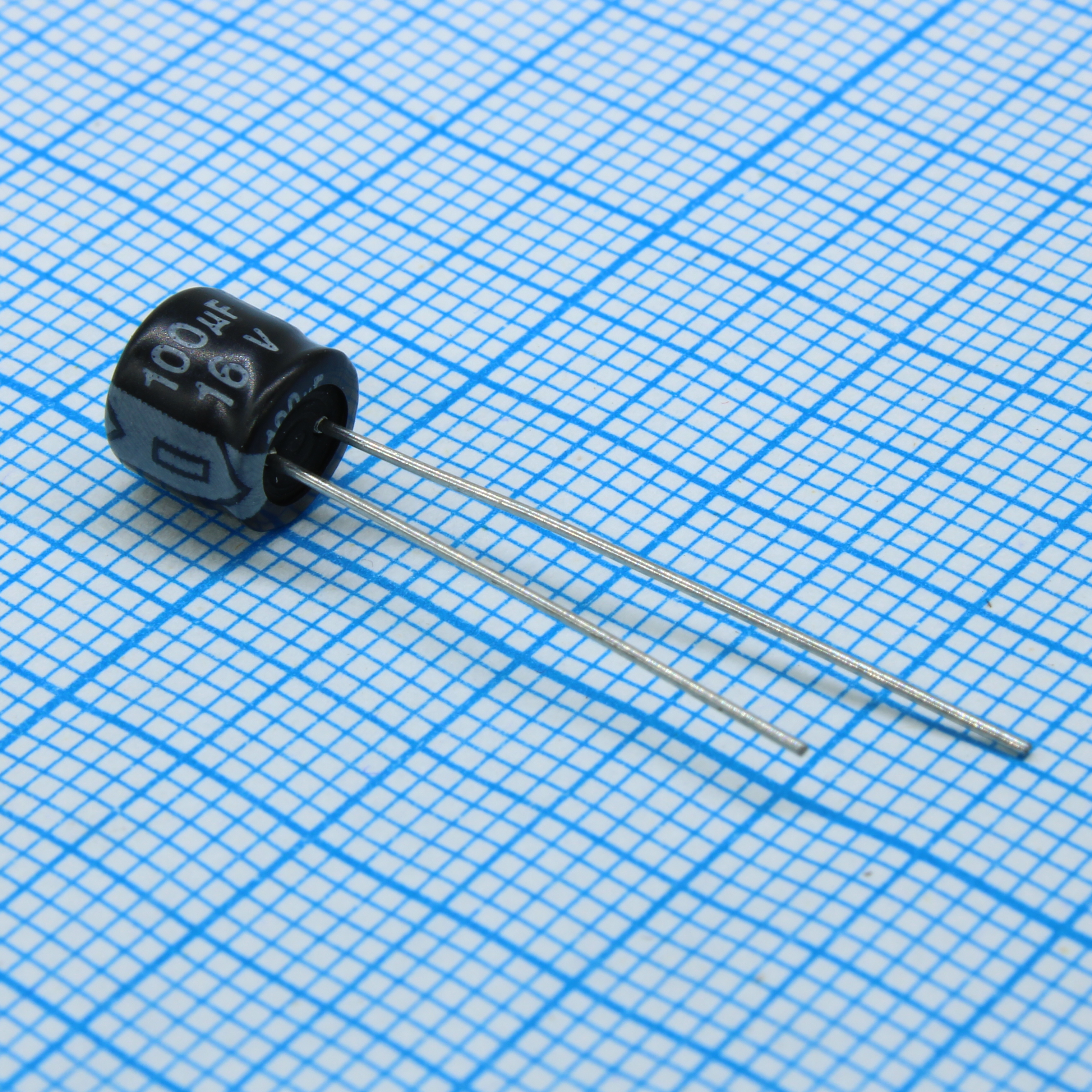 E5R101M16B - Конденсатор алюминиевый электролитический 100мкФ 16В  ±20% (6.3 х 5мм) радиальные выводы 2.5мм 85мА 1000час 105°С россыпь