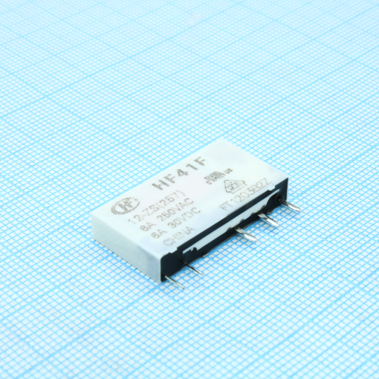 HF41F/12-ZS - Сверхминиатюрное силовое реле серия HF41F SPDT (6А одна контактная группа-два направления) катушка 12В вертикальный монтаж