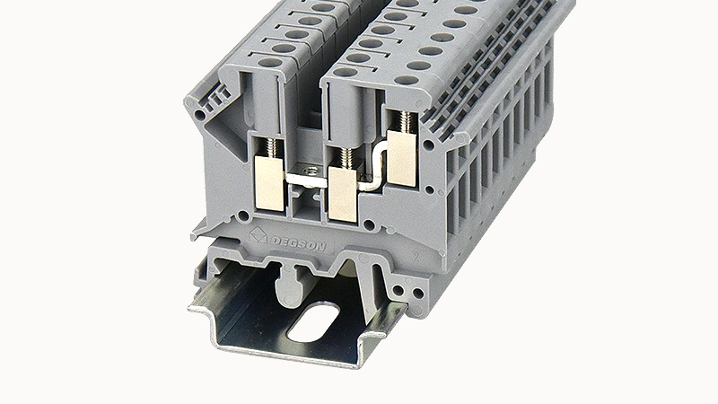Проходная клемма PC4-TW-01P-11 - Проходная клемма, 3 точки подключения, тип фиксации провода: винтовой, номинальное сечение: 4 мм кв., 32A, 800V, ширина: 6,2 мм, цвет: серый, зажимная клетка - латунь, винтовая перемычка, тип монтажа: DIN35