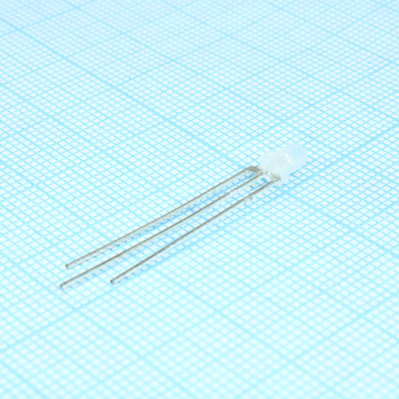 LEG2092/A-PF - Светодиод 3мм/красный/625нм/12-40мкд/ - зеленый/568нм/12-35мкд/белый матовый/60°/шаг 2,54мм