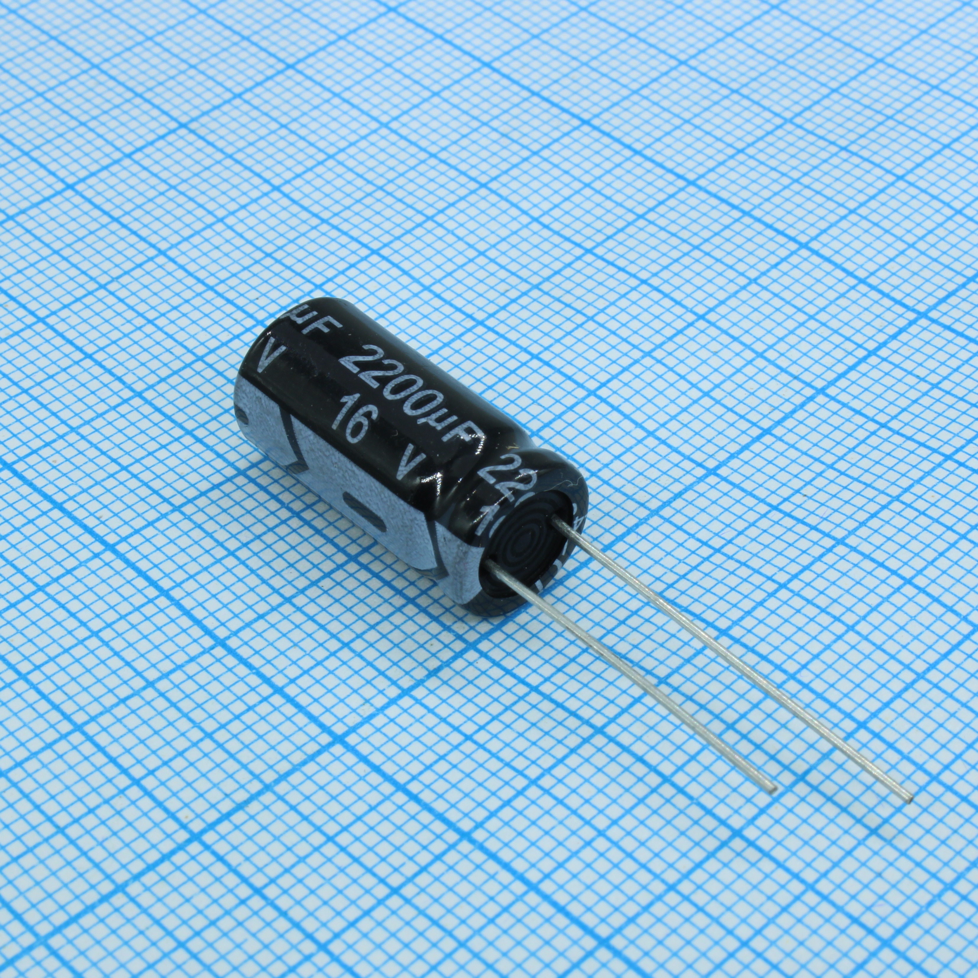 KM222M1CBKJ1020VBK - Конденсатор алюминиевый электролитический 2200мкФ 16В ±20% (10х20мм) радиальный 5мм 2000часов 105°C россыпь