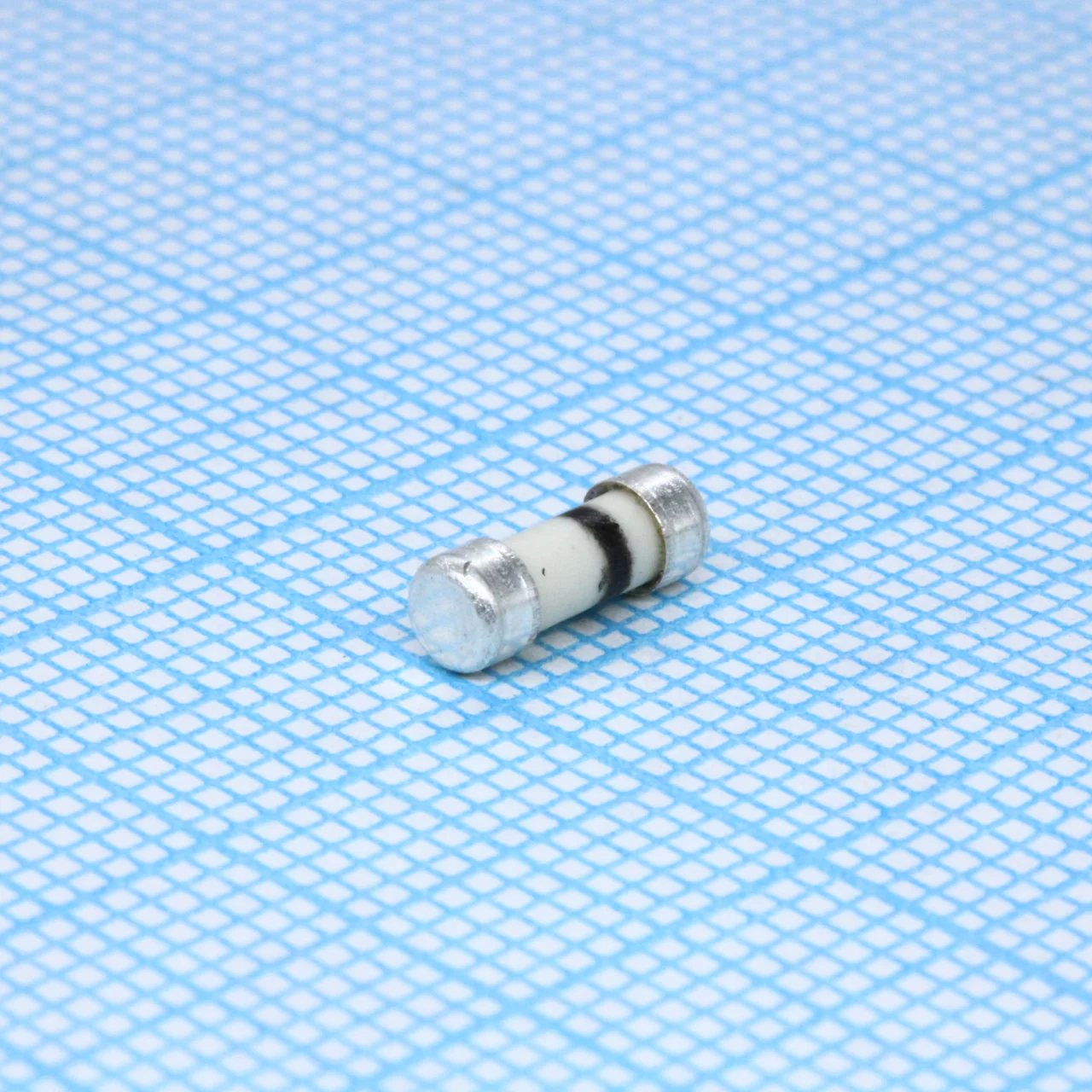 0242.250UR - F 250V 0.25A 3.02x8.4mm, в керамическом корпусе