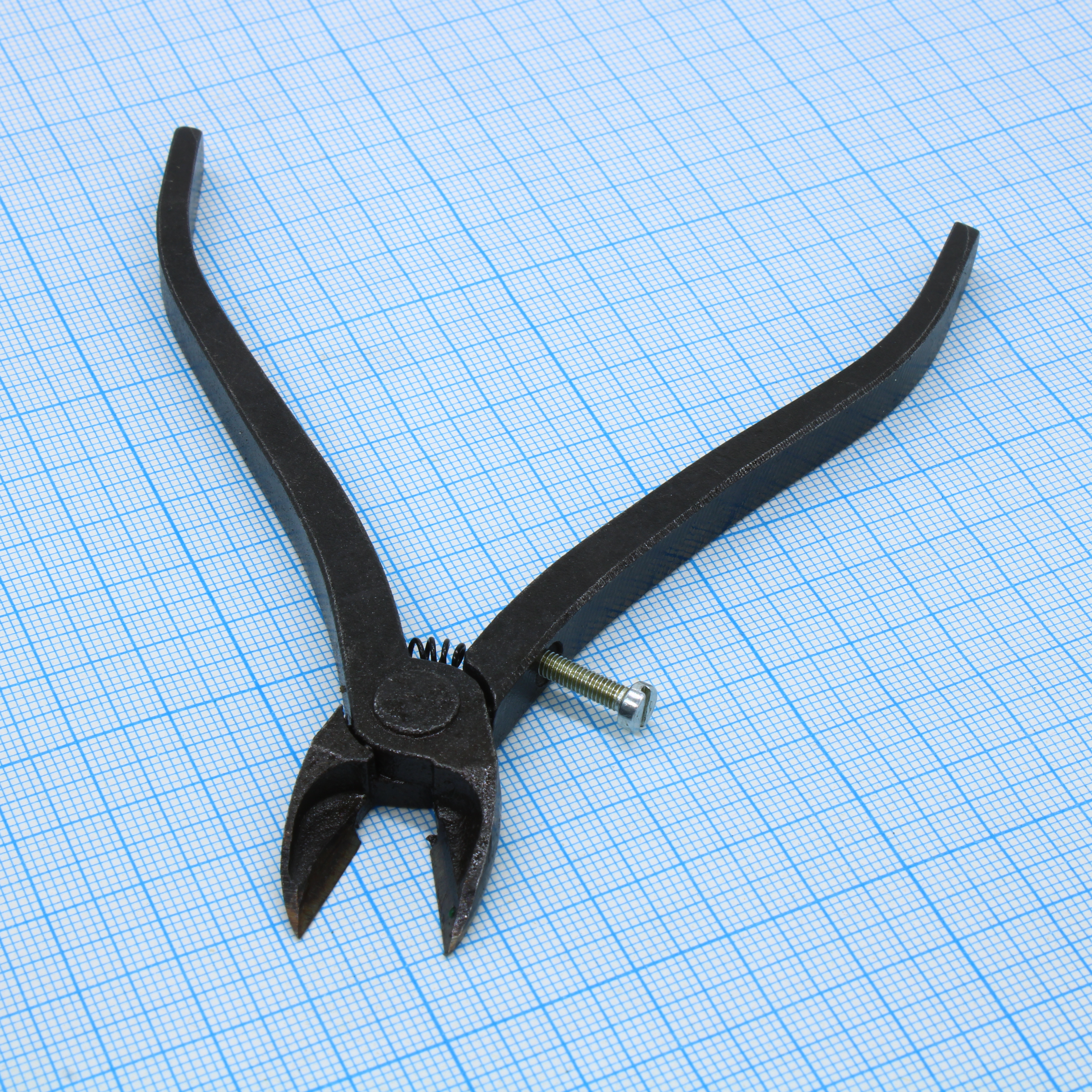 ИН-0011 кусачки боковые прямые с витой пружиной - Бокорезы из закаленной легированной стали с победитовыми наконечниками и с регулируемым упором, обеспечивают плоский рез без фаски