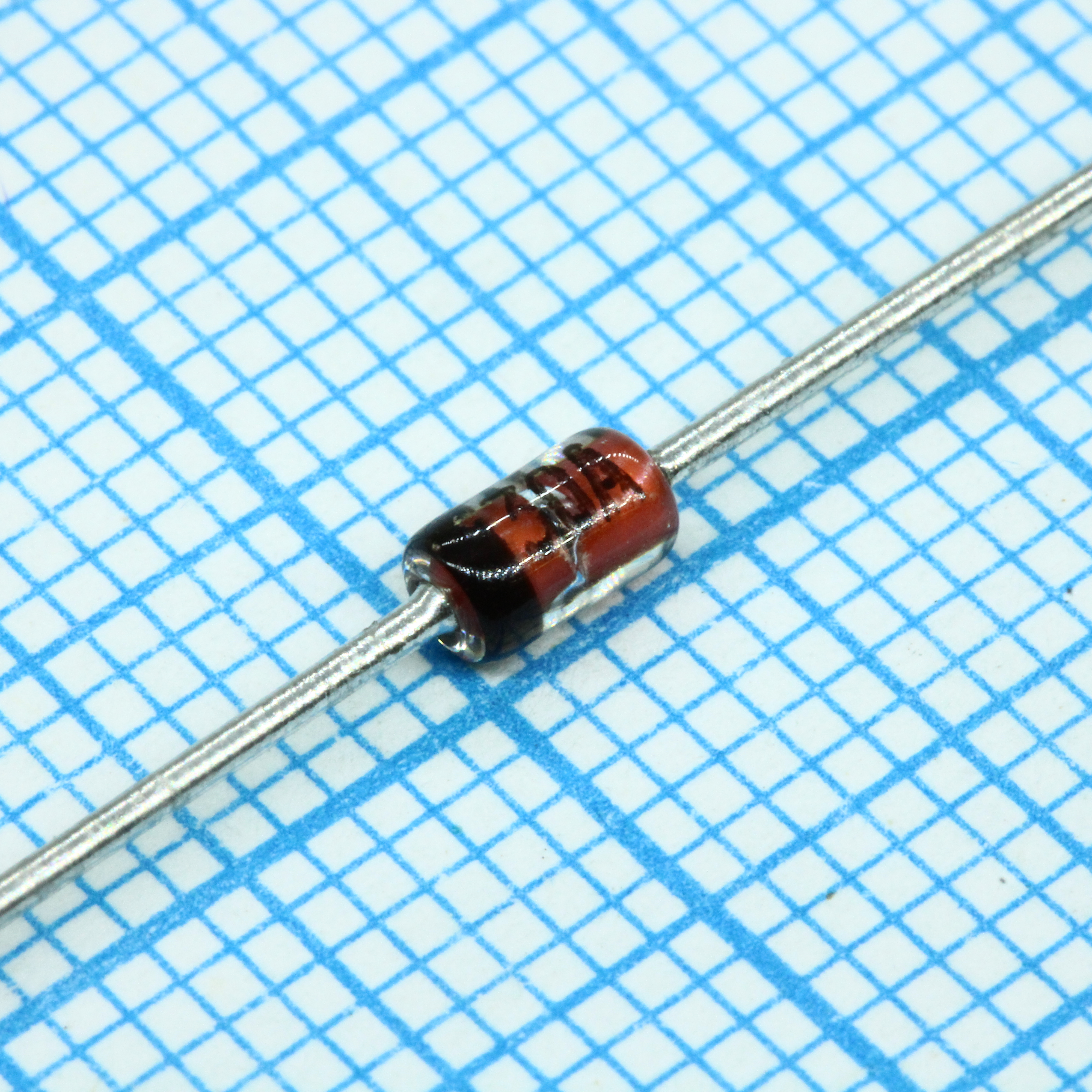 1N4730A   (3V9) - Стабилитрон 1.0Вт 3.9В