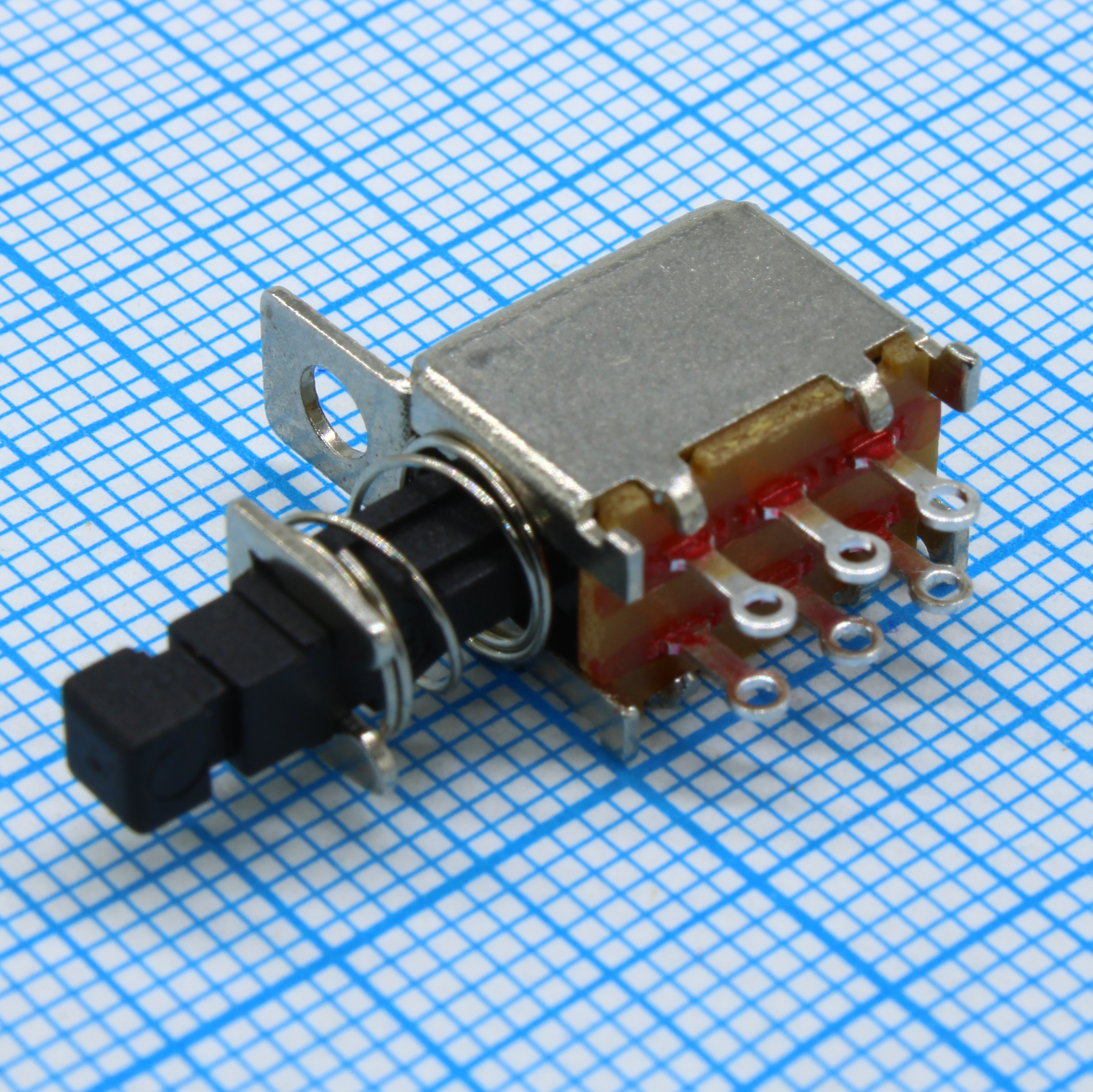 PS22F68B-250G-G - Переключатель кнопочный OFF-(ON), 0.3 А, на панель, под пайку