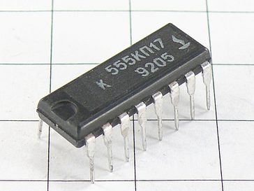 Микросхема К555КП17