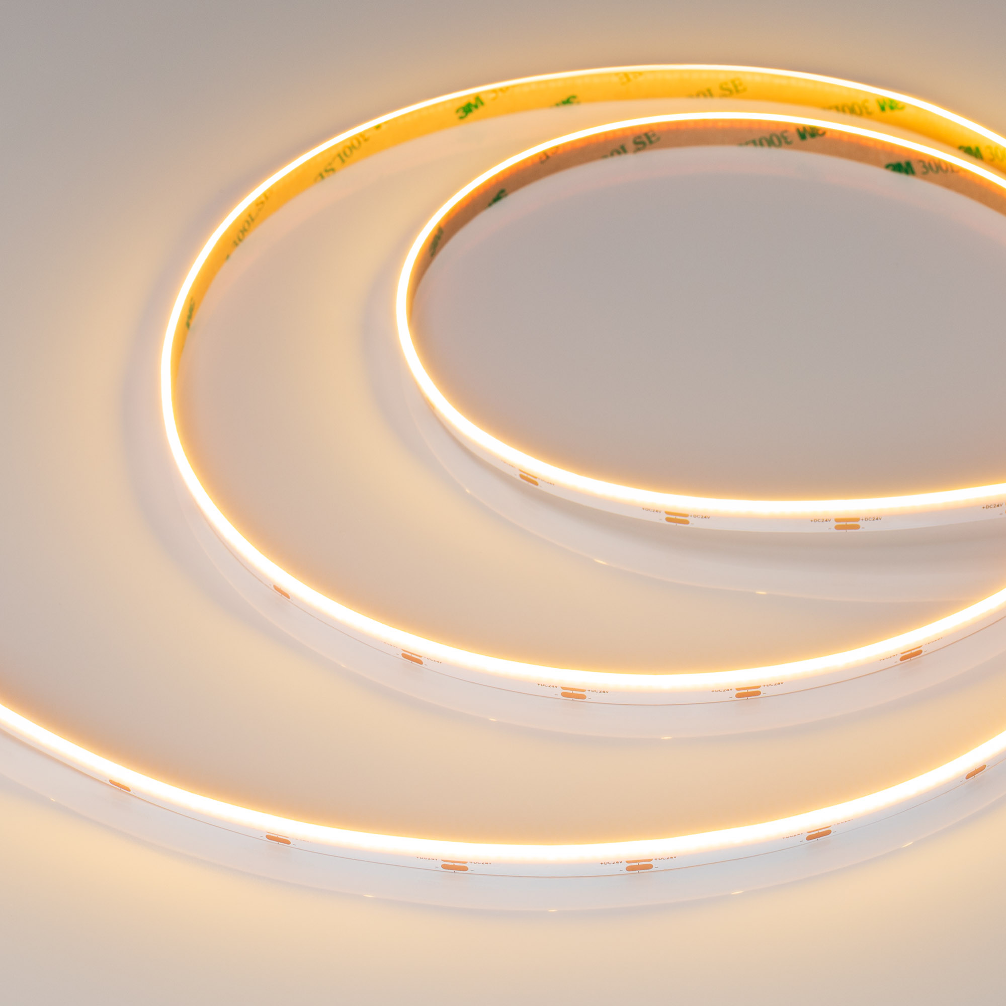 Лента COB-S-X480-8mm 24V Warm2700 (6 W/m, IP20, 5m) 046904 - Лента COB бокового свечения сплошной засветки без видимых светодиодов. Светодиоды CSP 480 шт/м (2400шт на 5м). Цвет свечения ТЕПЛЫЙ 2700K, высокий индекс цветопередачи CRI>90, угол 120°. Мощност