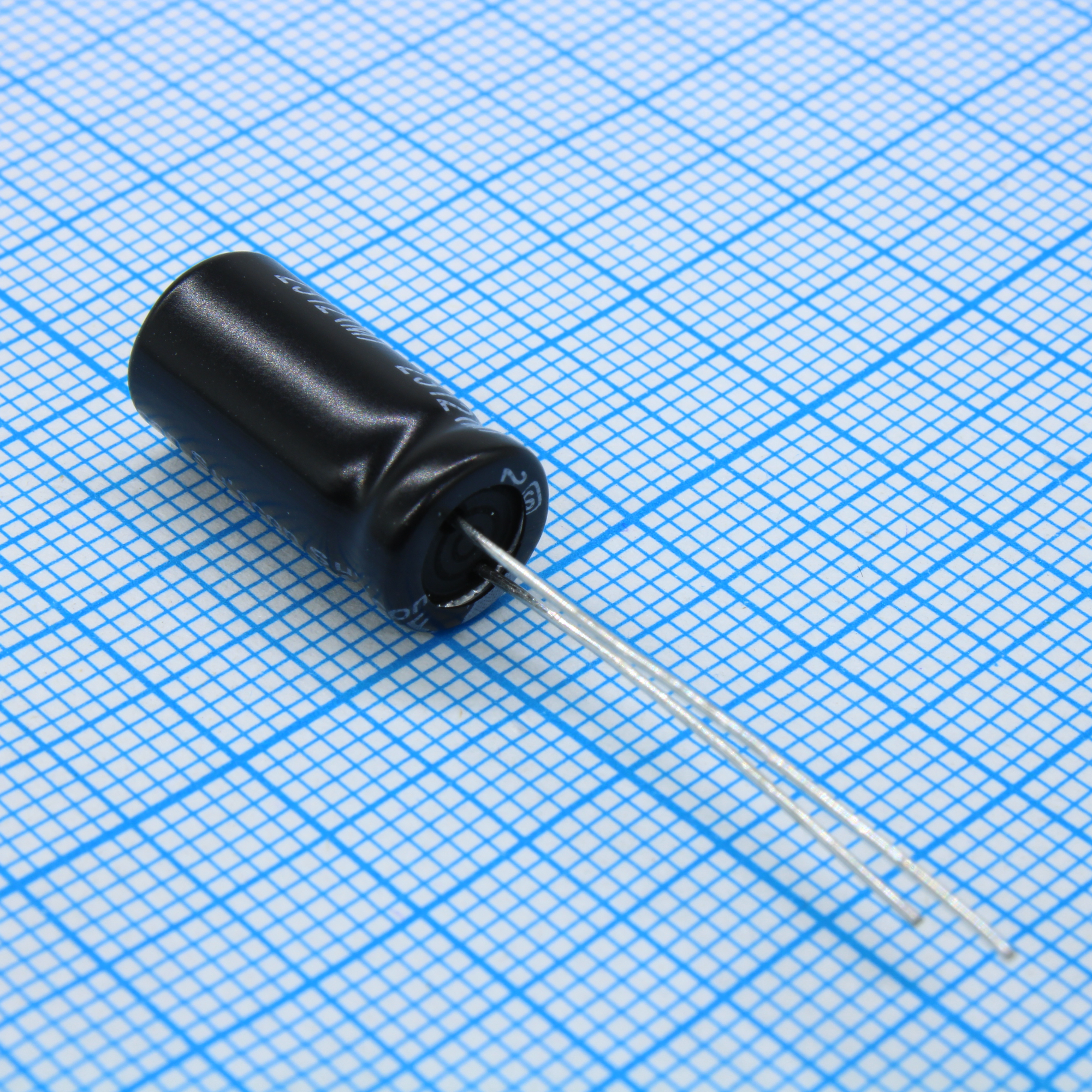 SK025M471F16PKKKS00R - Конденсатор алюминиевый электролитический 470мкФ 25В ±20% (8х16мм) радиальный, шаг 3.5мм 436мА 2000час 105°C россыпь